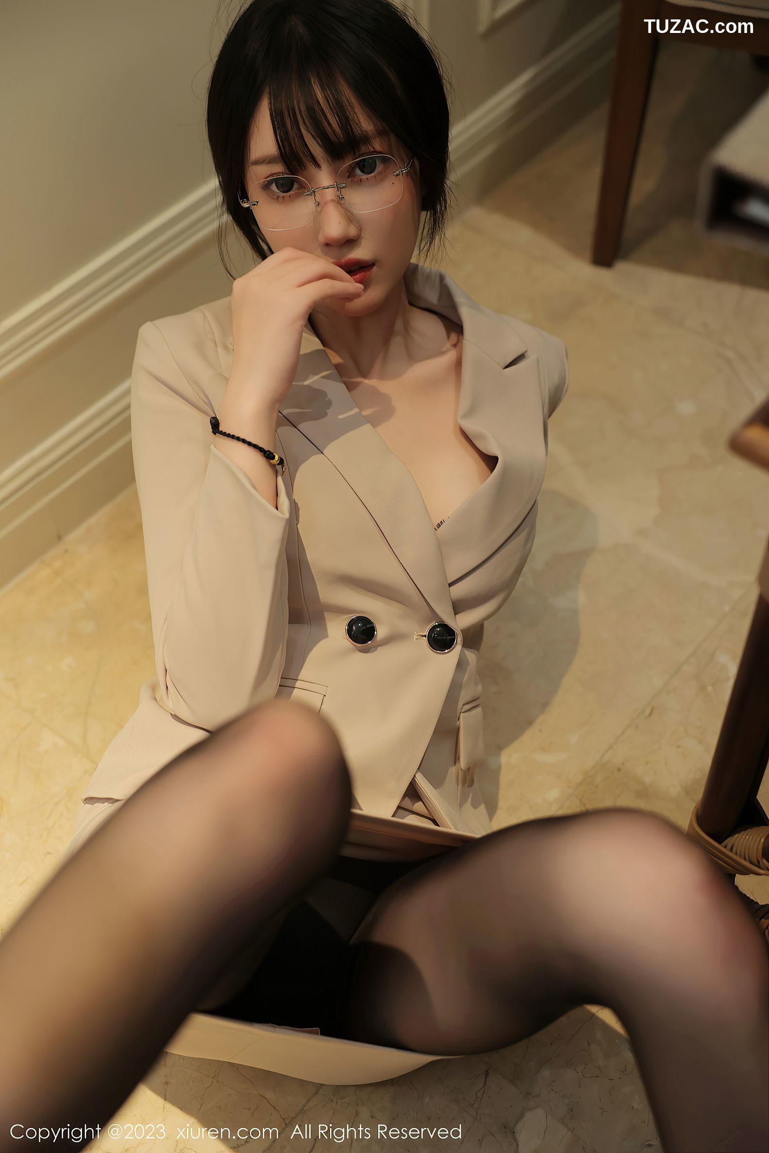 XiuRen秀人网-6428-玥儿玥er-浅色Ol服饰黑色蕾丝内衣超薄黑丝-2023.03.17