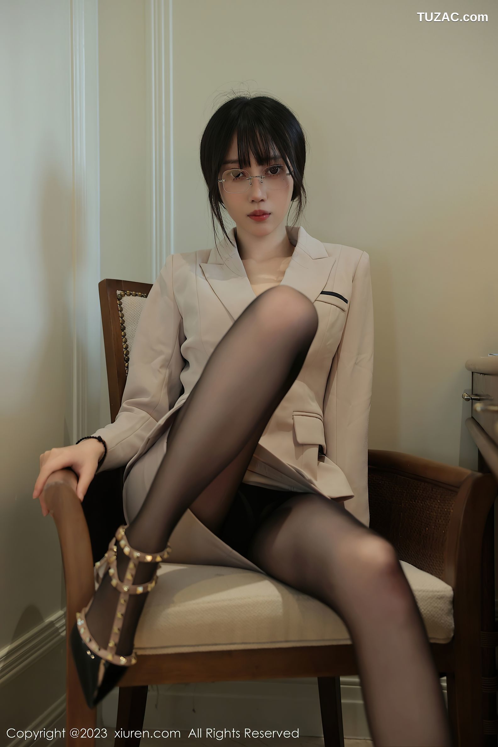 XiuRen秀人网-6428-玥儿玥er-浅色Ol服饰黑色蕾丝内衣超薄黑丝-2023.03.17