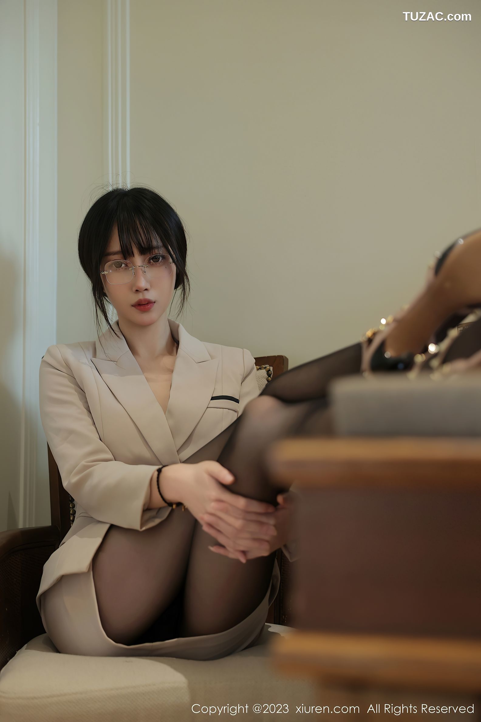 XiuRen秀人网-6428-玥儿玥er-浅色Ol服饰黑色蕾丝内衣超薄黑丝-2023.03.17