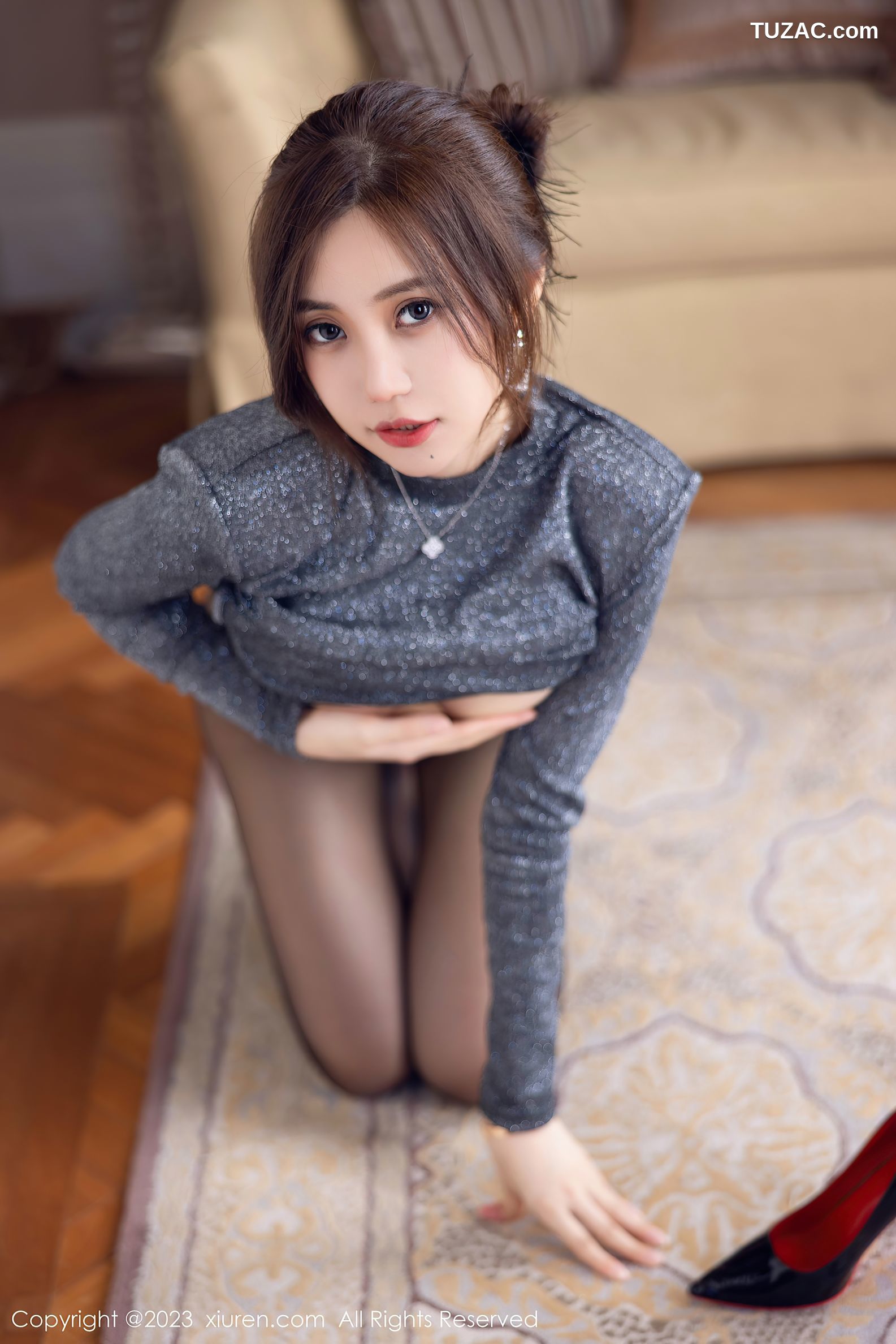 XiuRen秀人网-6431-绮里嘉Ula-灰色服饰超薄黑丝-2023.03.17