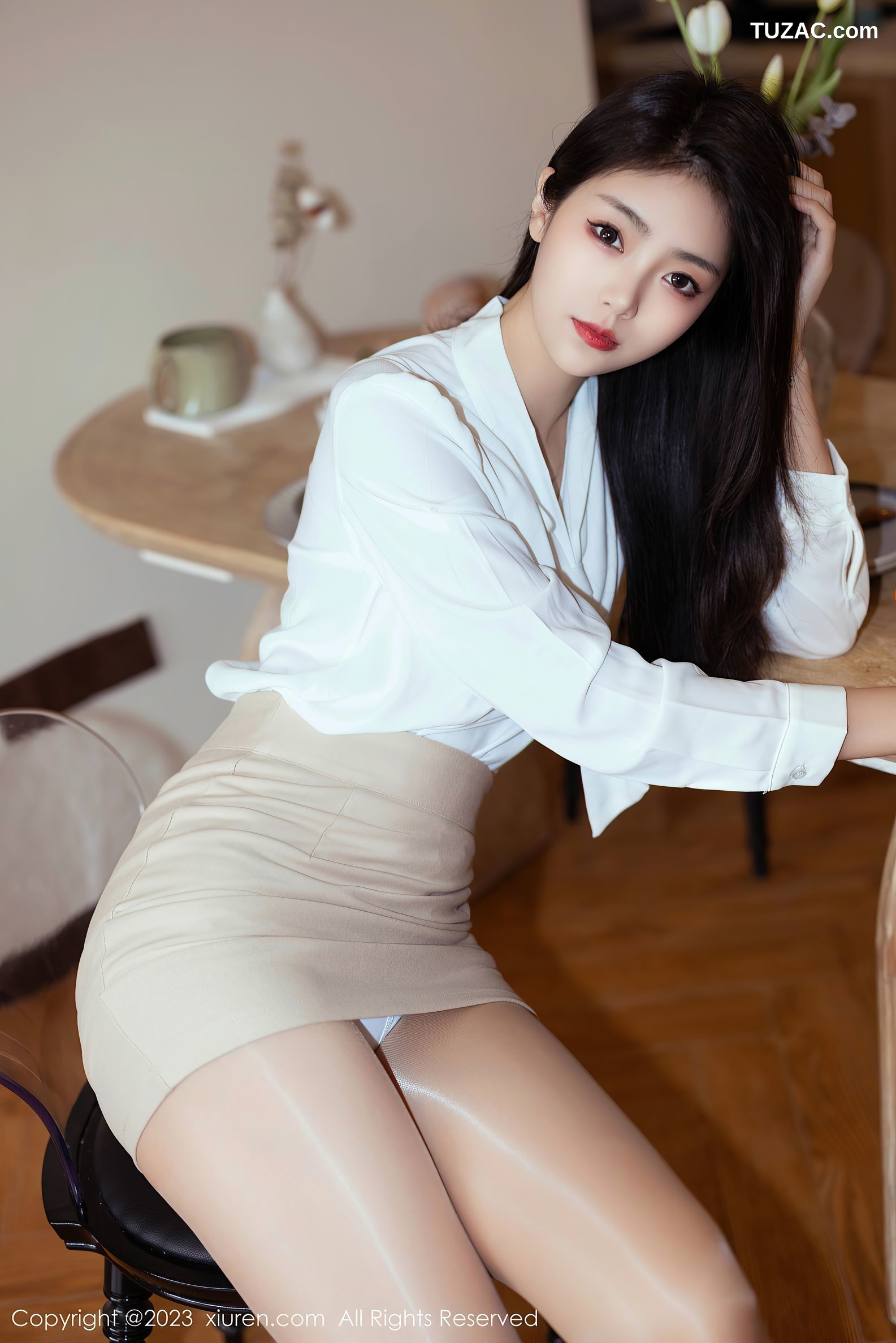 XiuRen秀人网-6465-可樂Vicky-白T浅黄色短裙闪亮肉丝-2023.03.24