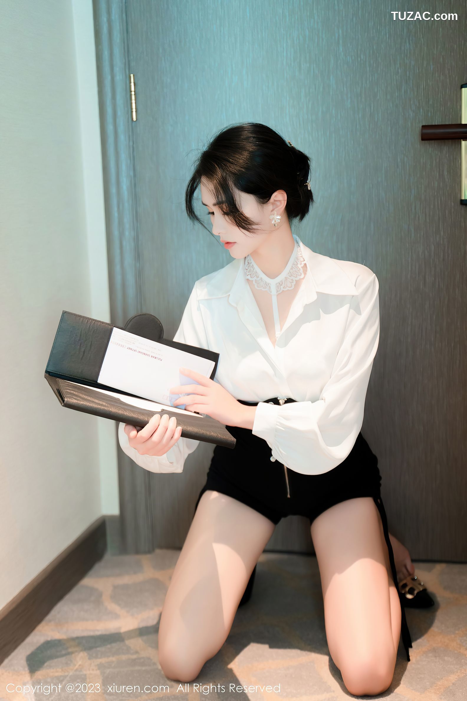 XiuRen秀人网-6520-艾希儿-白T黑短裙白色蕾丝内衣-2023.04.04