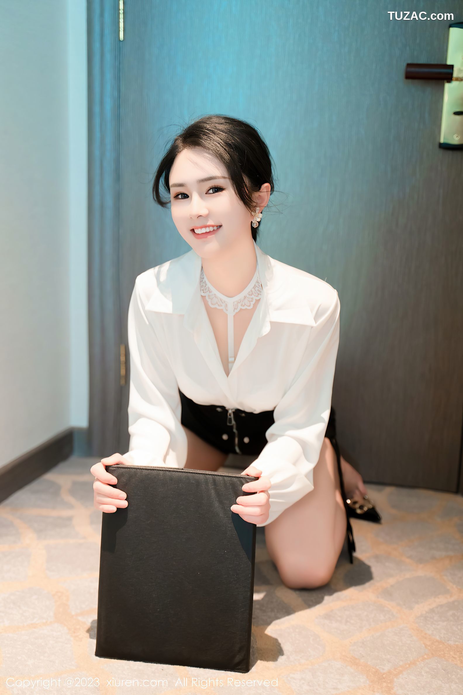 XiuRen秀人网-6520-艾希儿-白T黑短裙白色蕾丝内衣-2023.04.04