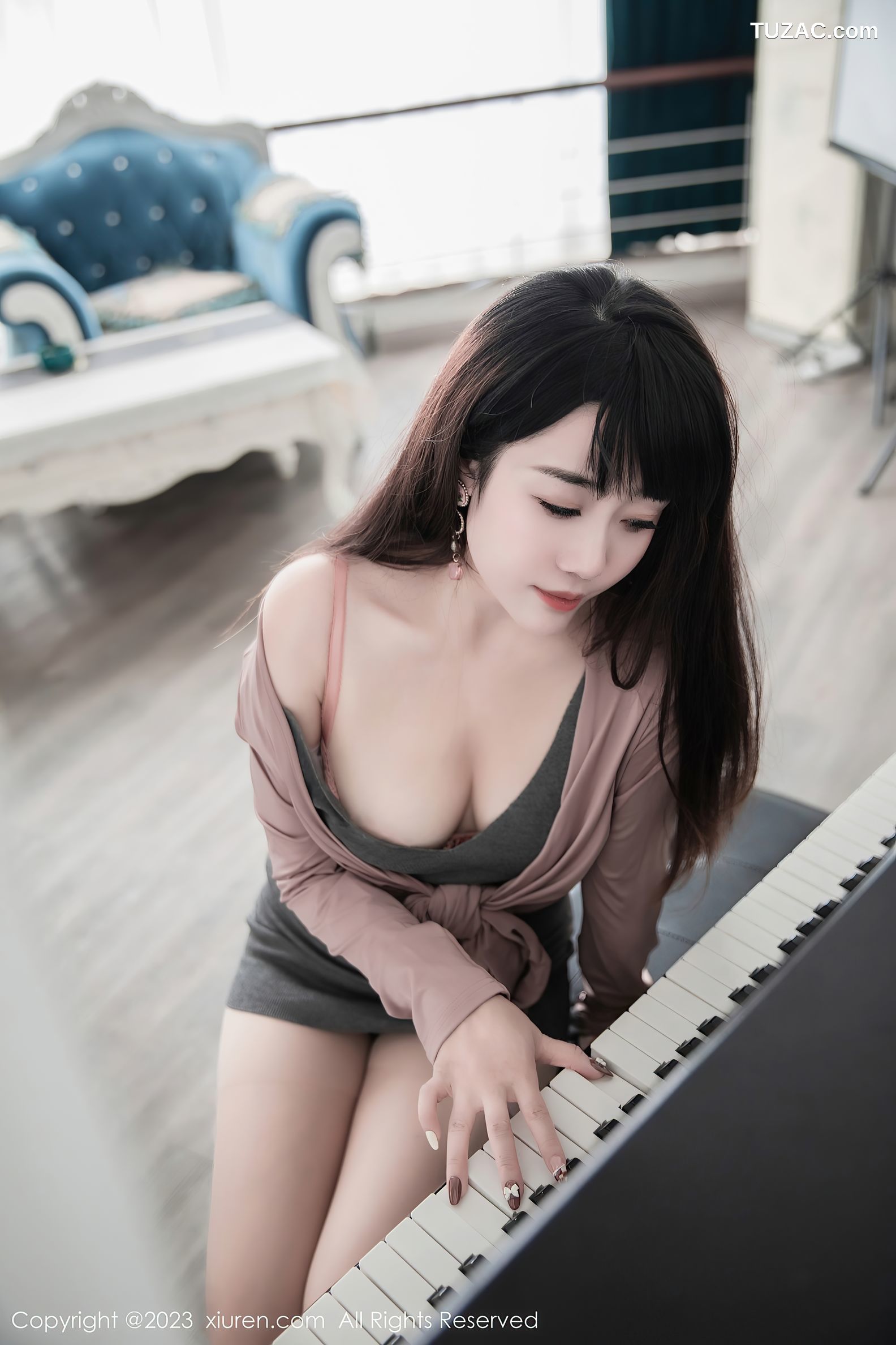 XiuRen秀人网-6532-严利娅Yuliya-钢琴师角色灰色连身短裙-2023.04.07