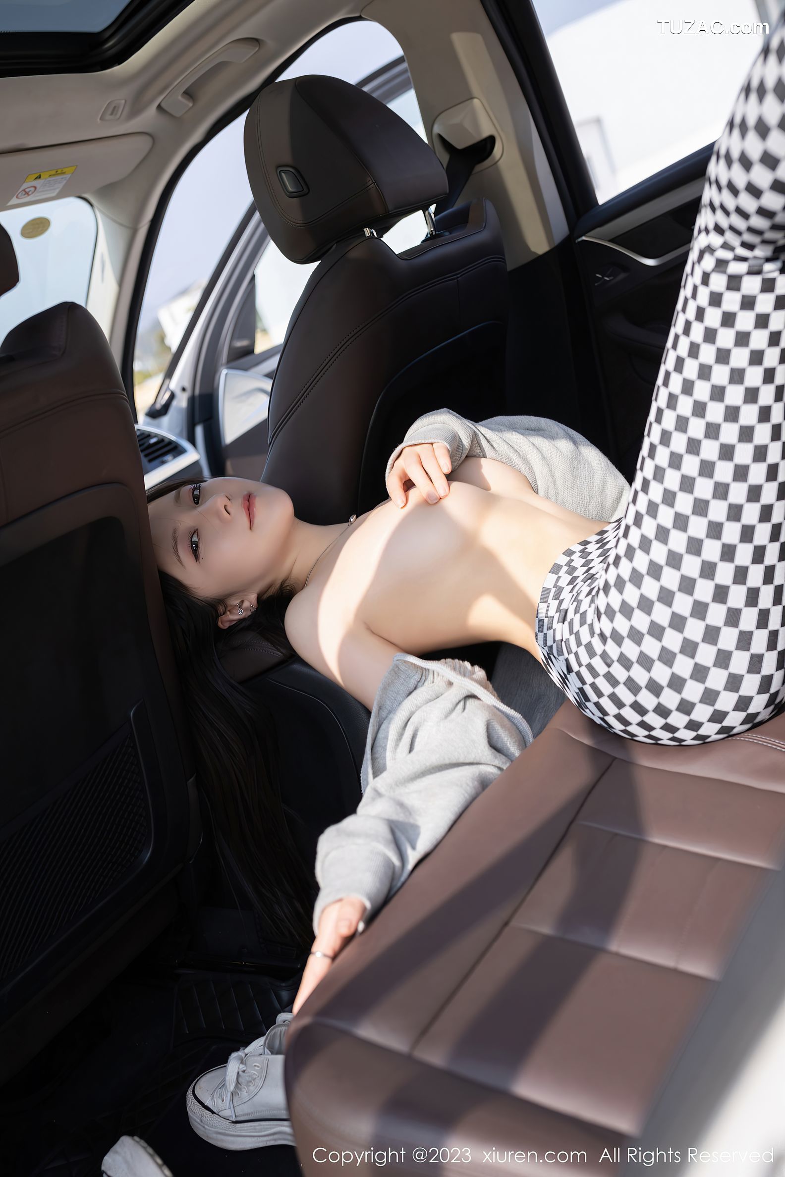 XiuRen秀人网-6541-鱼子酱Fish-灰色上衣格子裙-2023.04.07