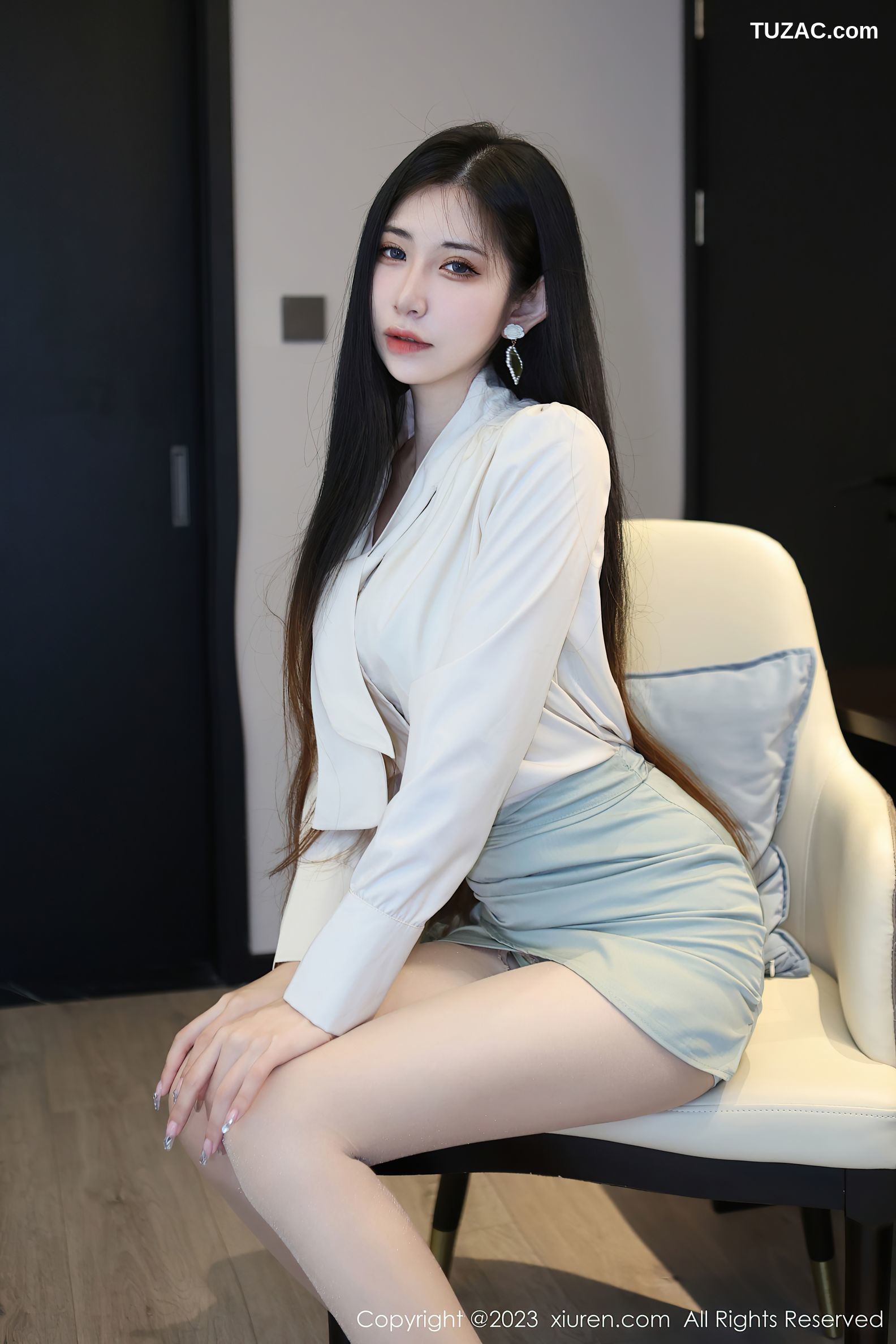 XiuRen秀人网-6547-依娜Yina-浅色上衣灰绿短裙蕾丝内衣-2023.04.10