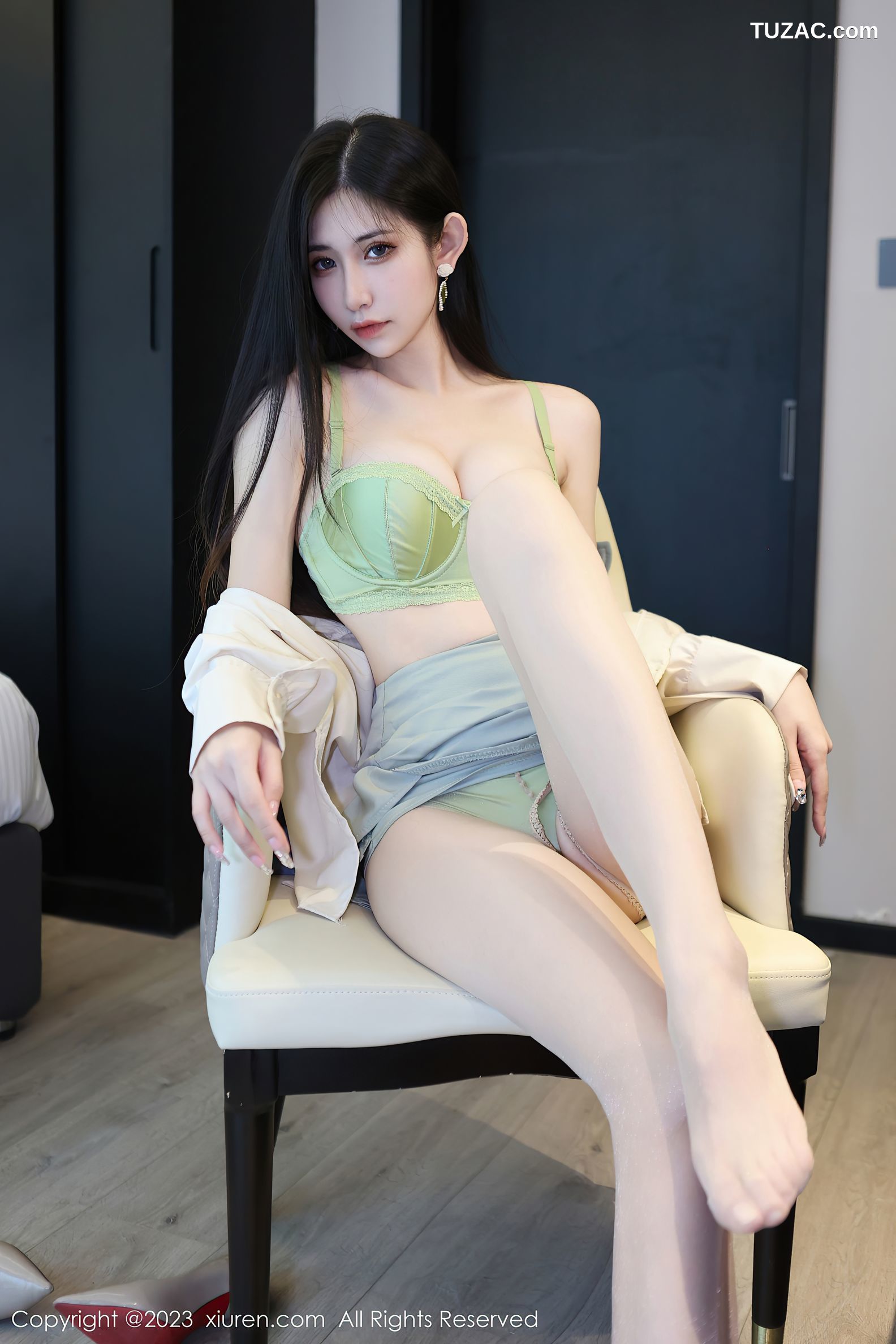 XiuRen秀人网-6547-依娜Yina-浅色上衣灰绿短裙蕾丝内衣-2023.04.10
