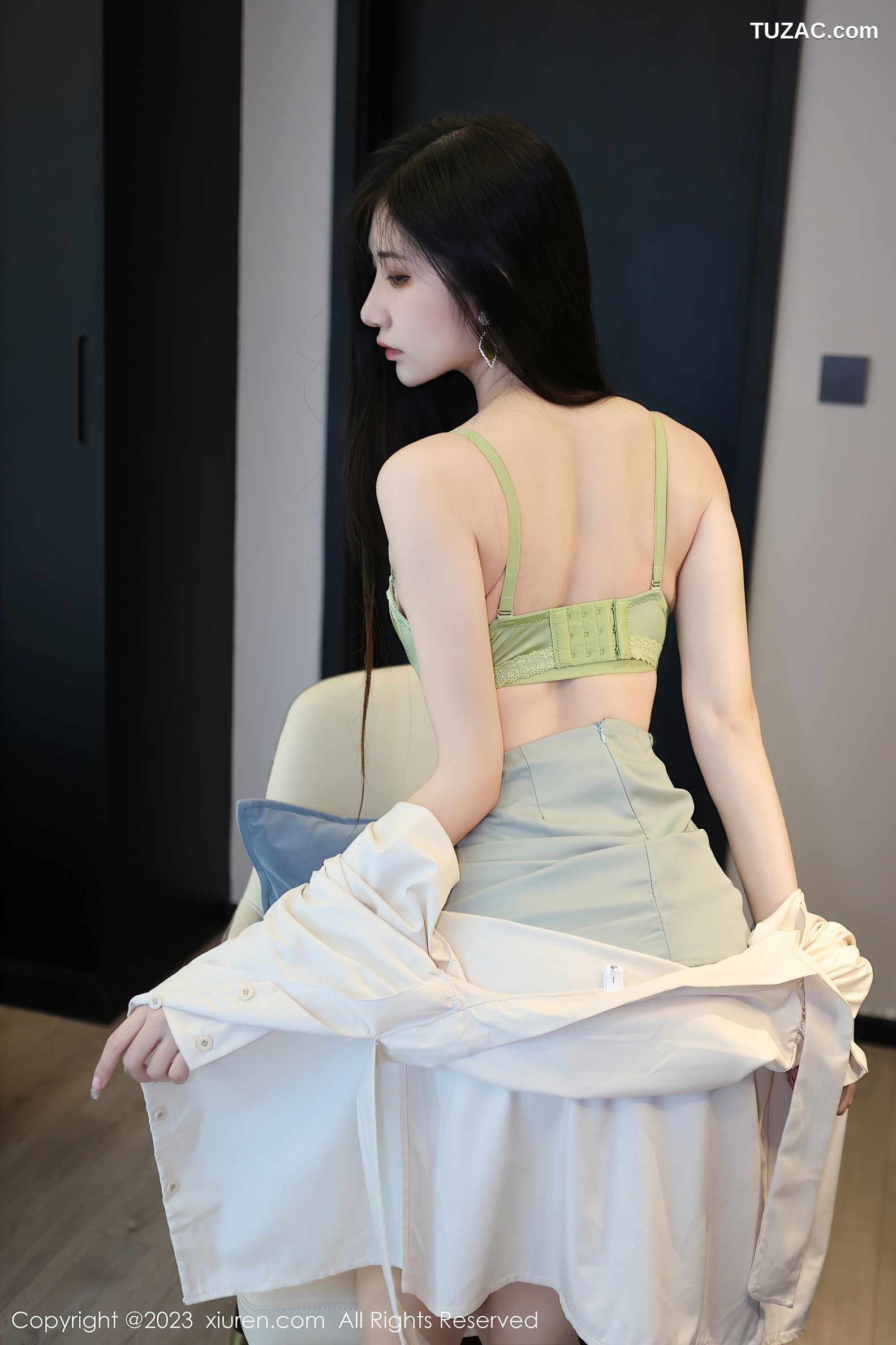 XiuRen秀人网-6547-依娜Yina-浅色上衣灰绿短裙蕾丝内衣-2023.04.10