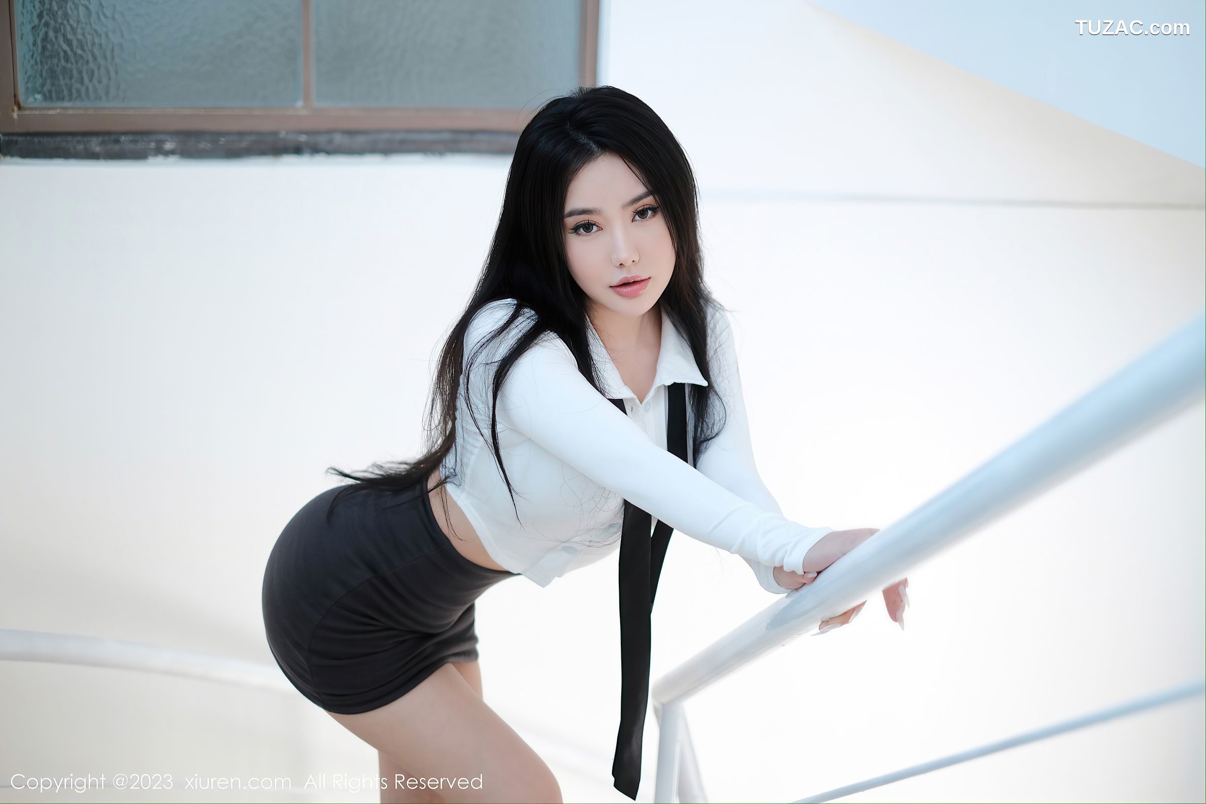 XiuRen秀人网-6553-玛鲁娜Manuela-性感白T灰色短裙-2023.04.11