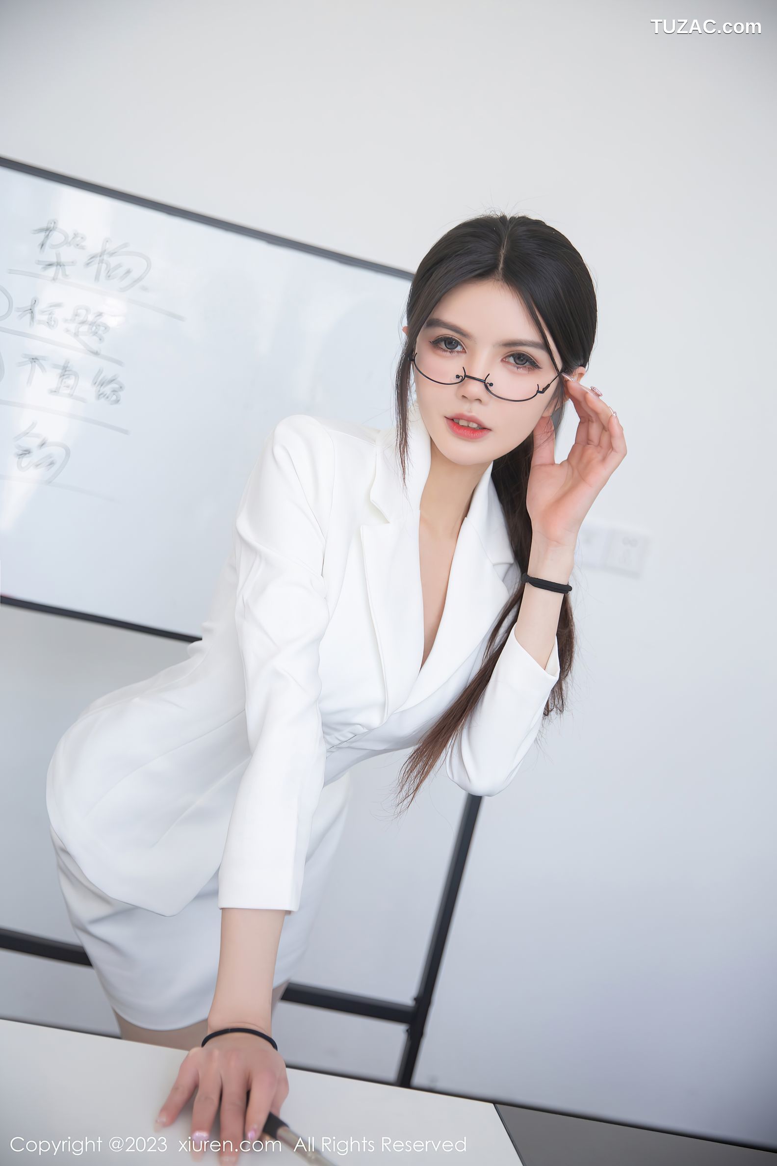 XiuRen秀人网-6563-媛媛酱Belle-性感OL绿灰色蕾丝内衣白丝-2023.04.12