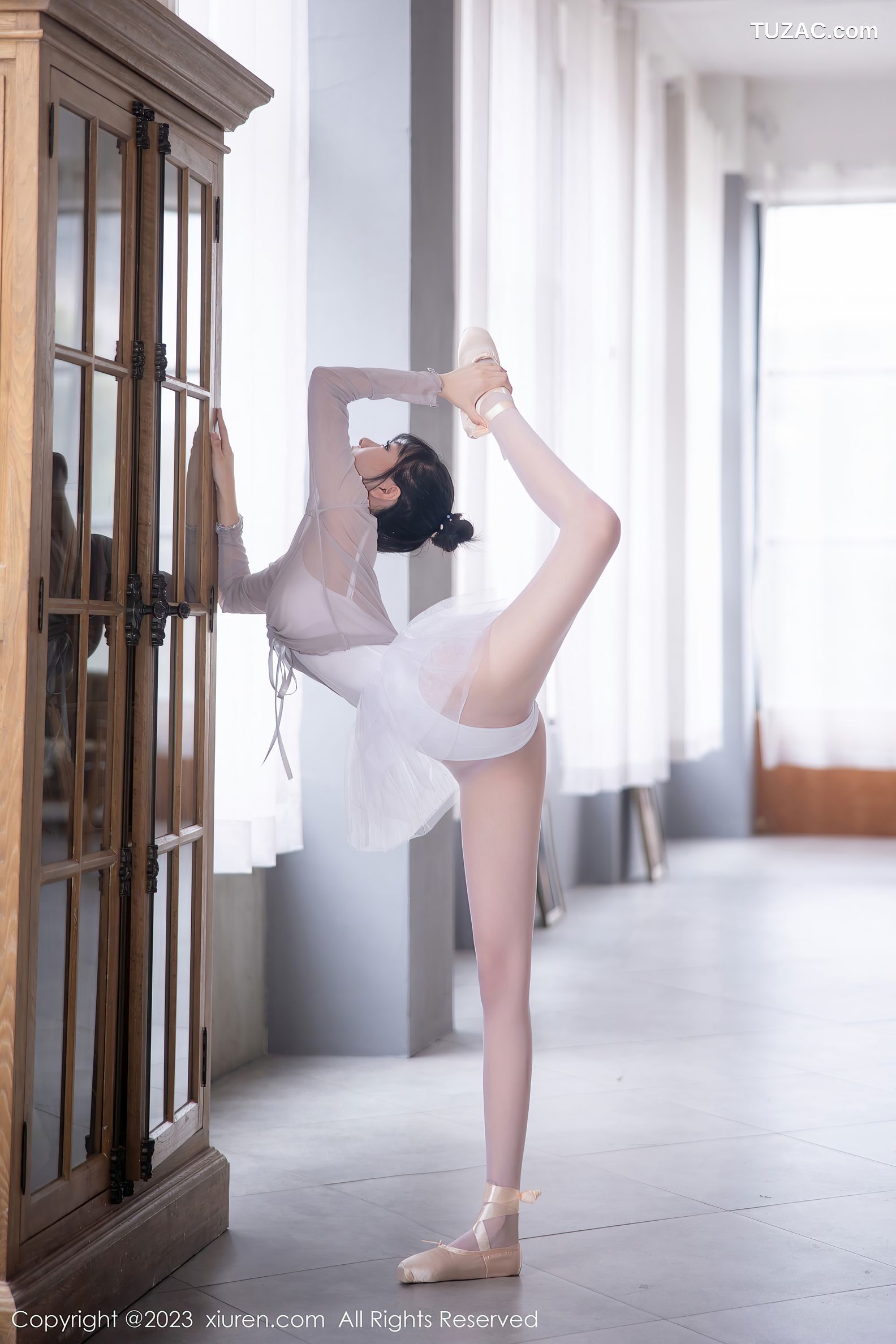 XiuRen秀人网-6592-谢小蒽-淡灰色芭蕾舞裙白色丝袜-2023.04.18