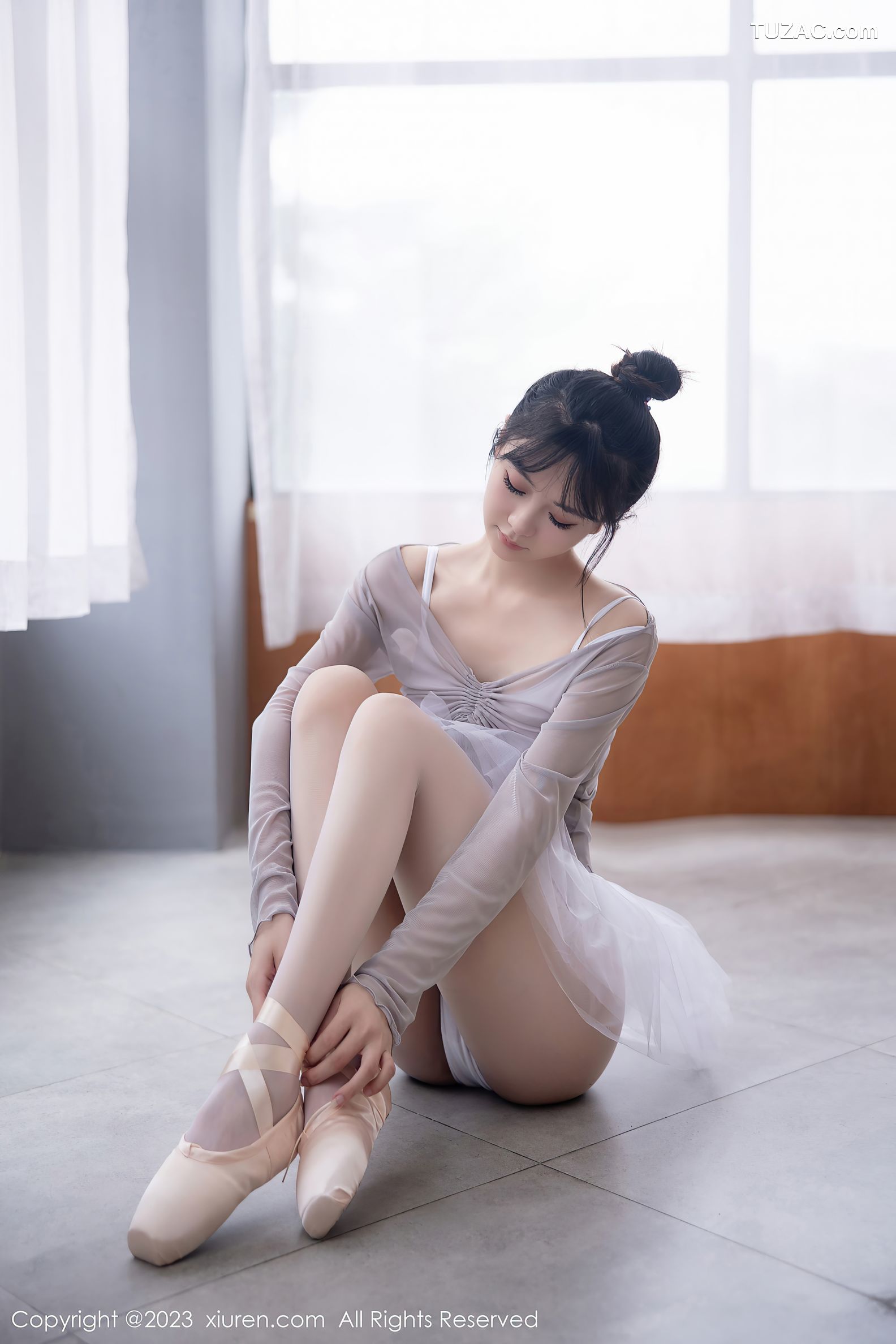 XiuRen秀人网-6592-谢小蒽-淡灰色芭蕾舞裙白色丝袜-2023.04.18