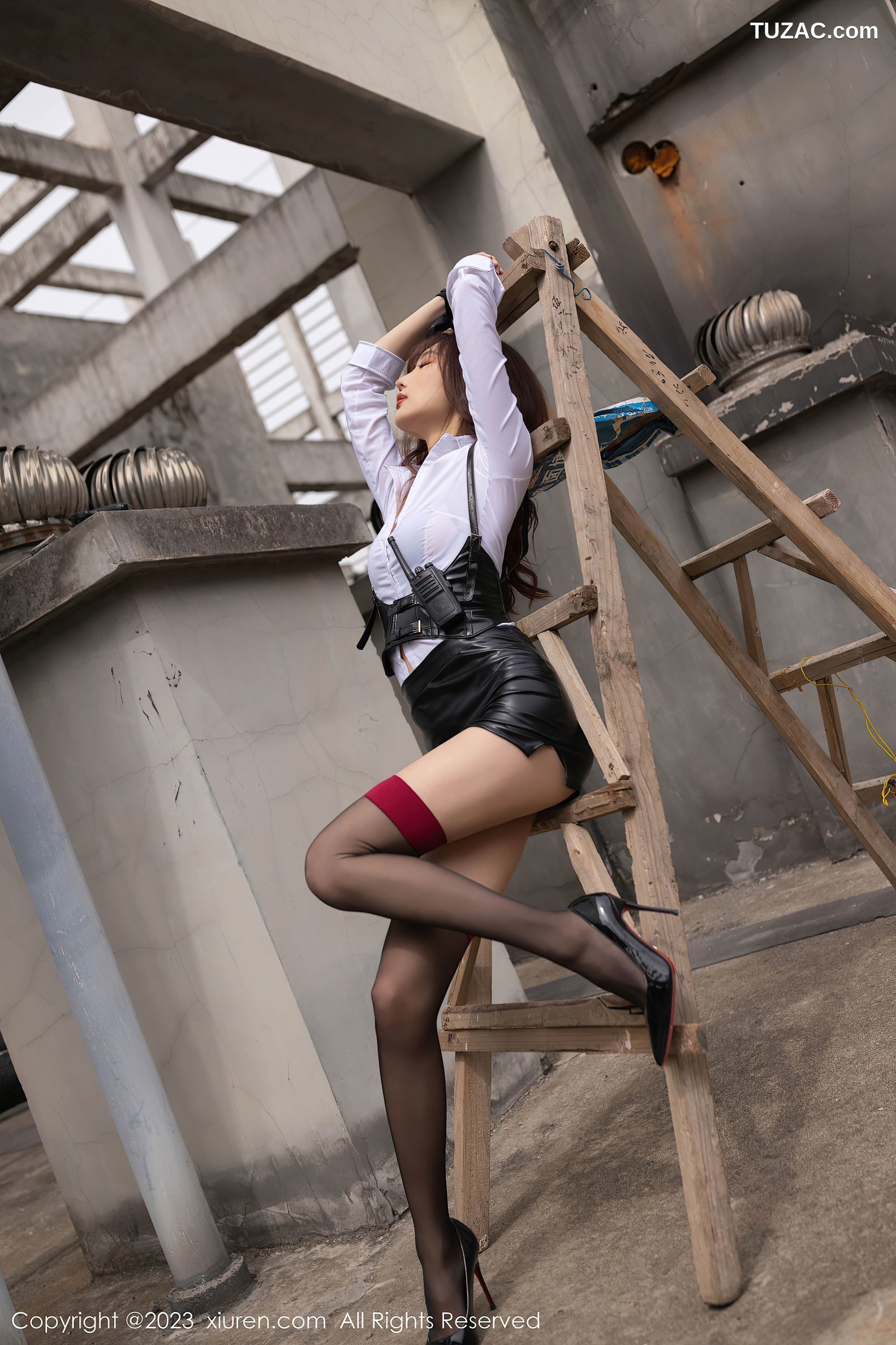 XiuRen秀人网-6653-陆萱萱-女警装扮性感白T黑色背带裙-2023.04.27