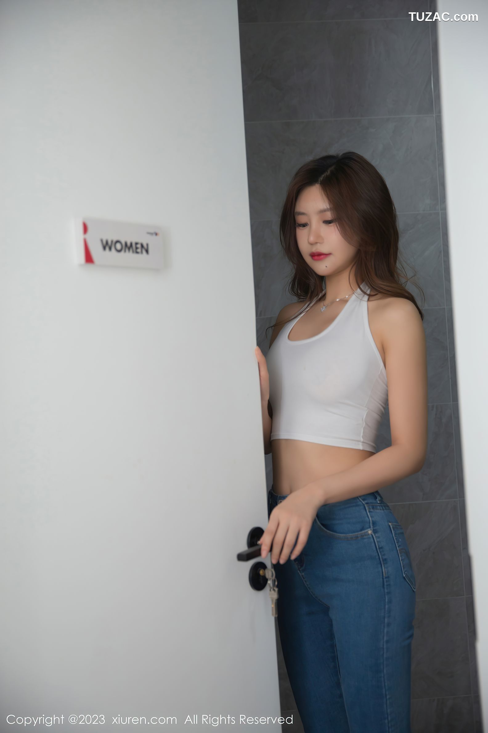 XiuRen秀人网-6690-绮里嘉Ula-白色短款衣紧身牛仔裤-2023.05.06