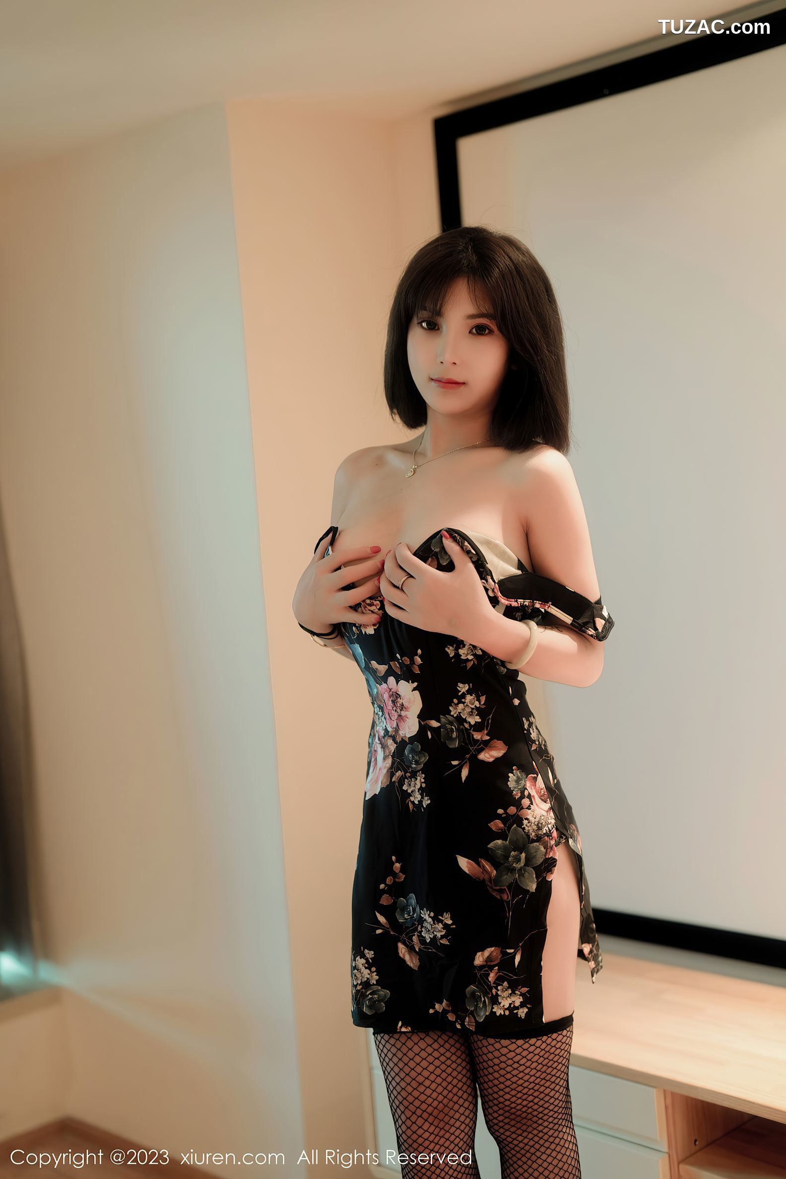 XiuRen秀人网-6692-徐甜心-深色带图案旗袍半撩黑色丁字裤-2023.05.08