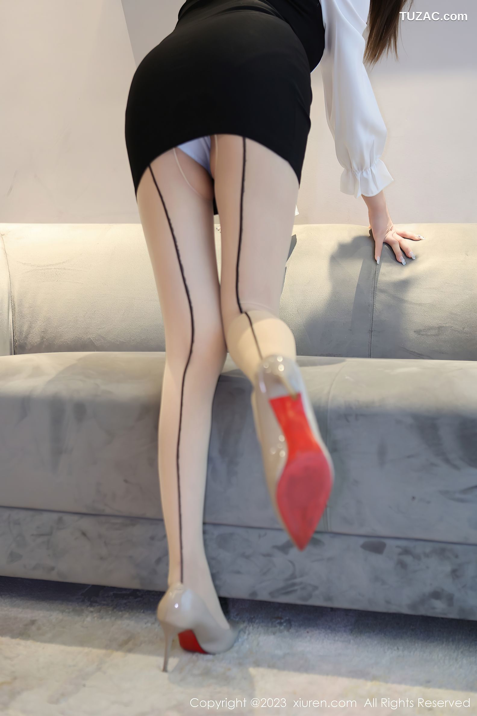 XiuRen秀人网-6700-夏希-白T背带短裙蕾丝内衣肉丝-2023.05.09