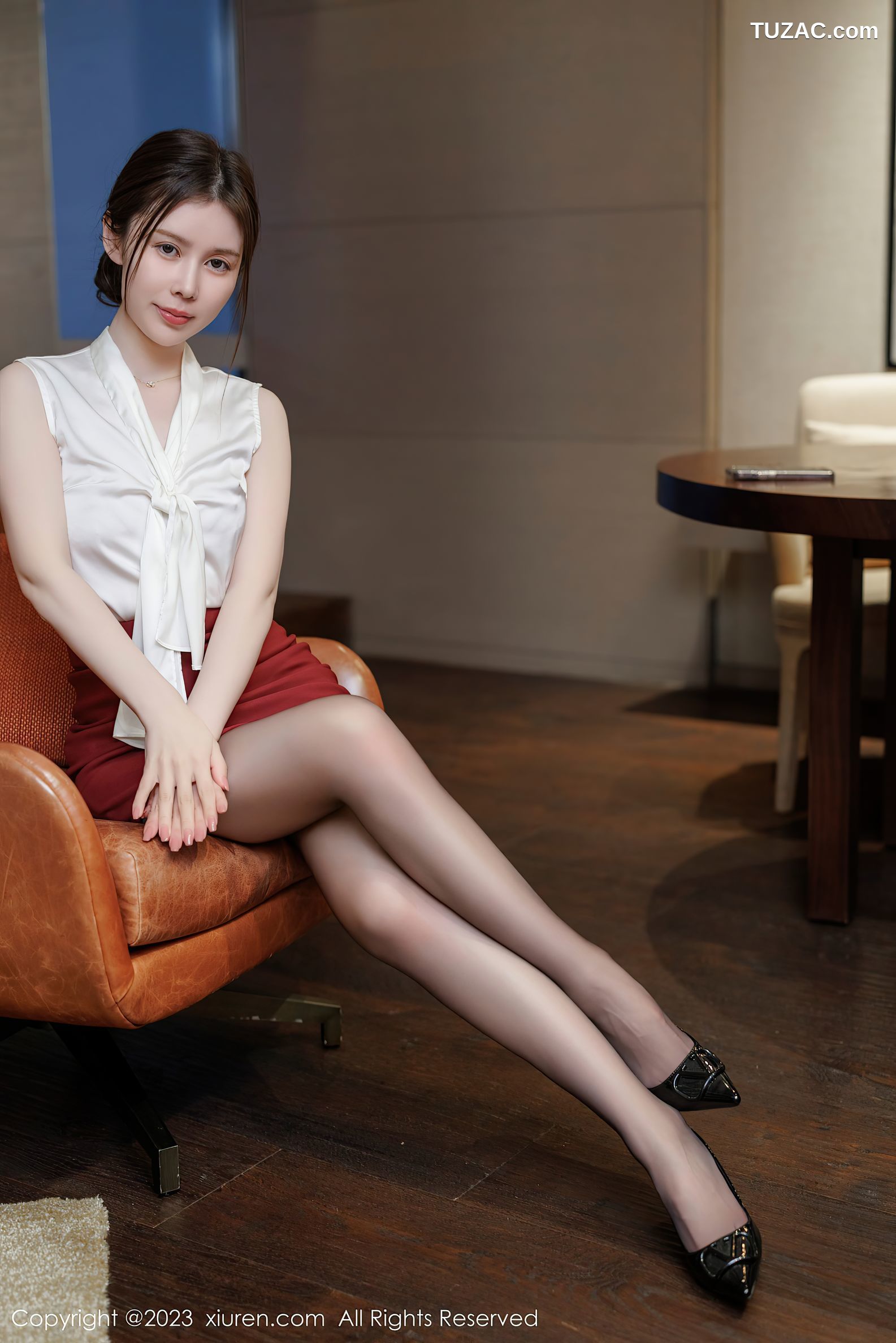 XiuRen秀人网-6727-吴雪瑶-白色上衣暗红短裙性感内衣-2023.05.12