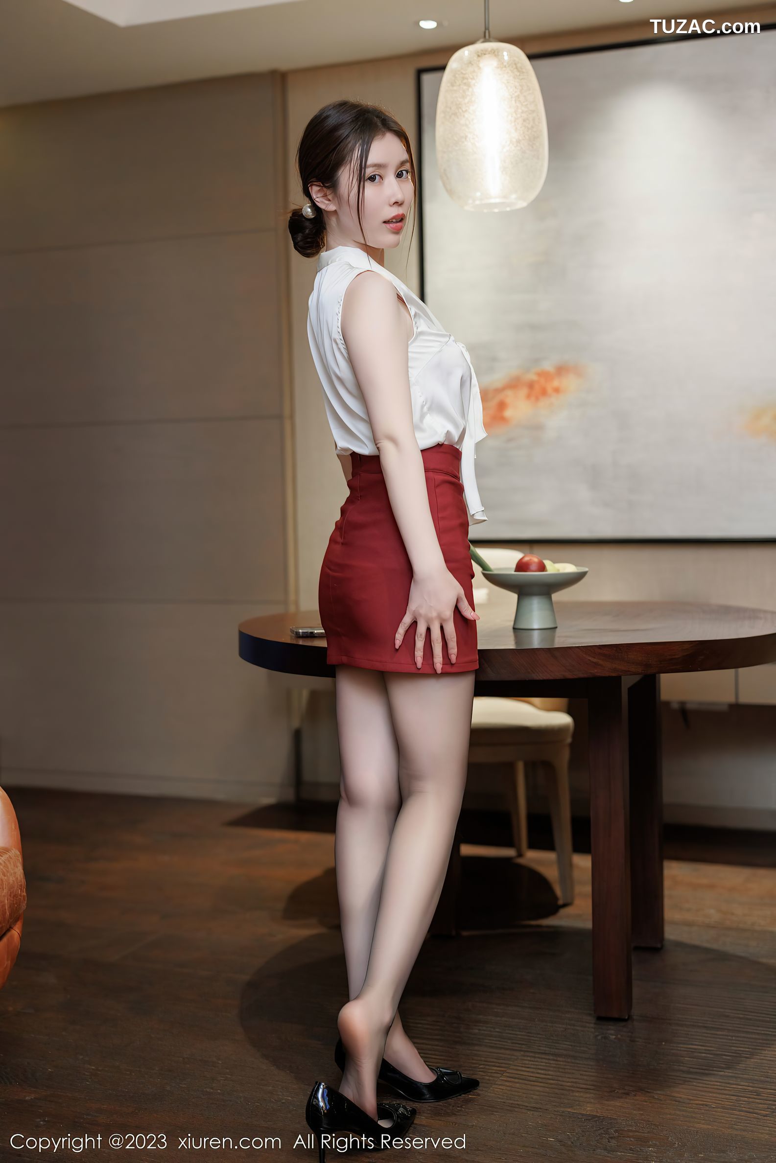 XiuRen秀人网-6727-吴雪瑶-白色上衣暗红短裙性感内衣-2023.05.12