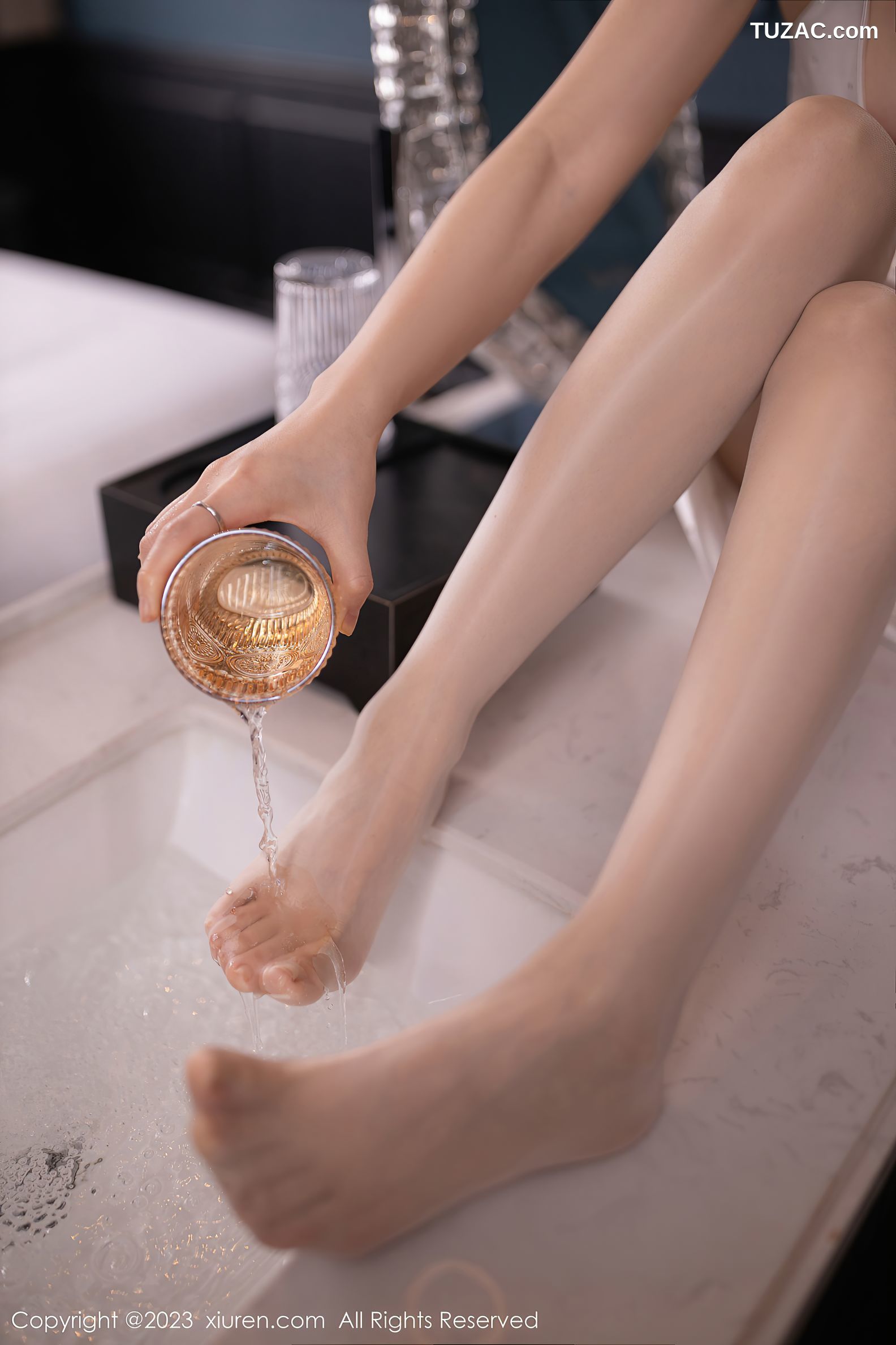 XiuRen秀人网-6732-鱼子酱Fish-白色连衣裙原色丝袜-2023.05.12