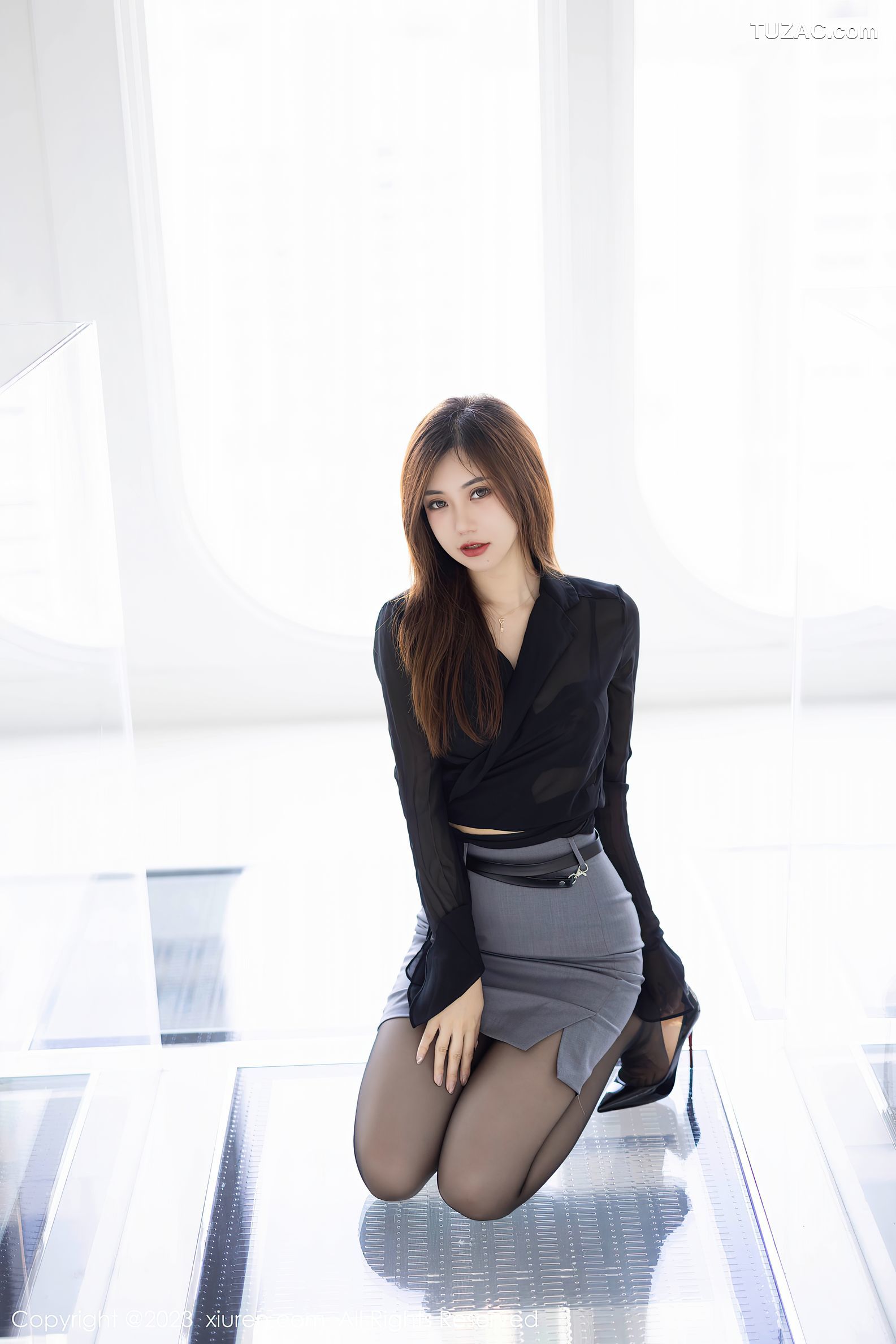 XiuRen秀人网-6770-绮里嘉Ula-黑色上衣灰色短裙黑色蕾丝内衣-2023.05.19