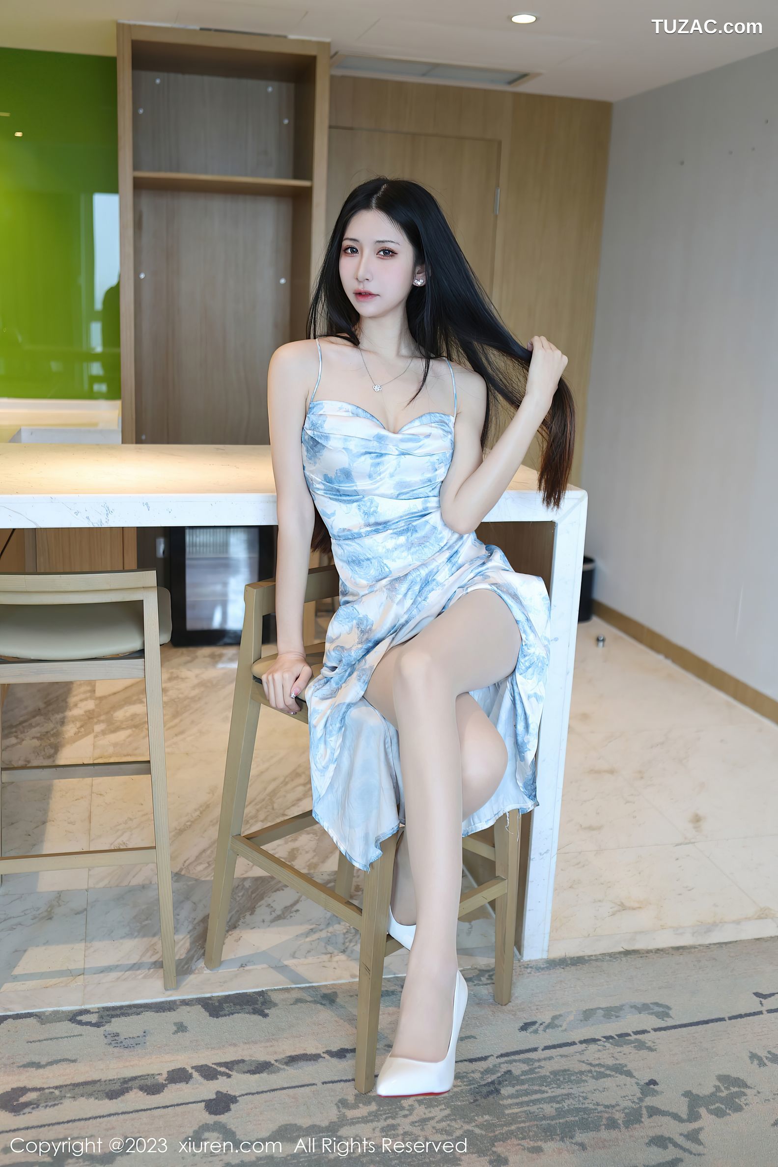 XiuRen秀人网-6783-依娜Yina-浅色吊带连衣裙原色丝袜-2023.05.23