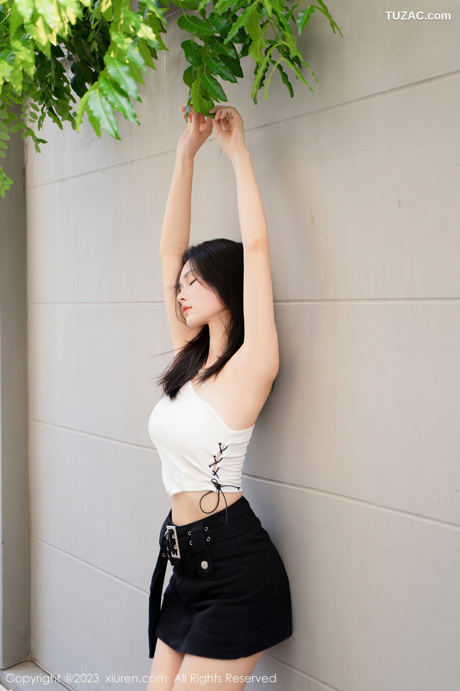 XiuRen秀人网-6798-艾希儿-户外性感白色上衣黑短裤-2023.05.25