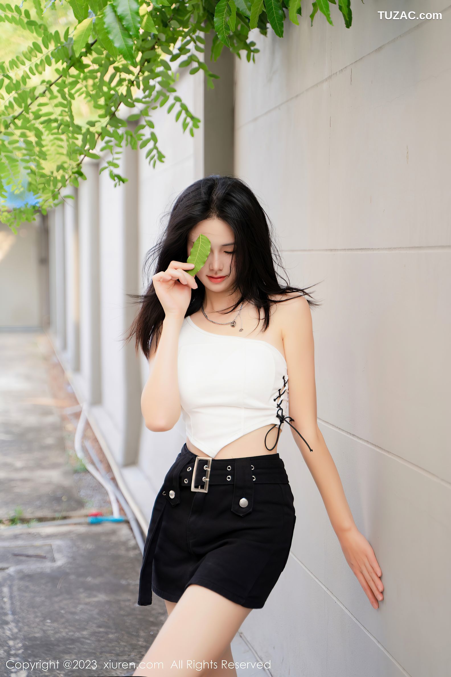 XiuRen秀人网-6798-艾希儿-户外性感白色上衣黑短裤-2023.05.25