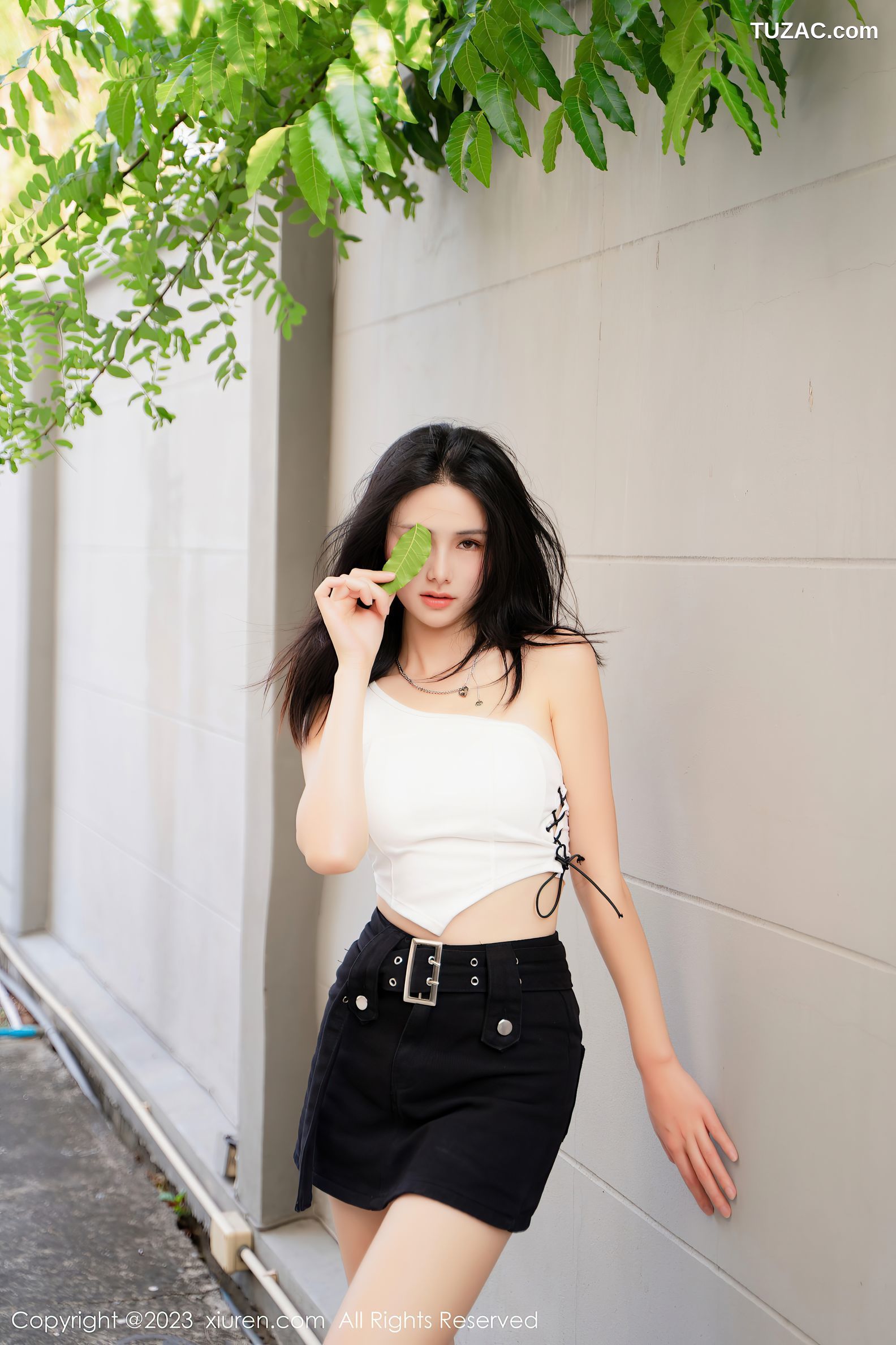 XiuRen秀人网-6798-艾希儿-户外性感白色上衣黑短裤-2023.05.25