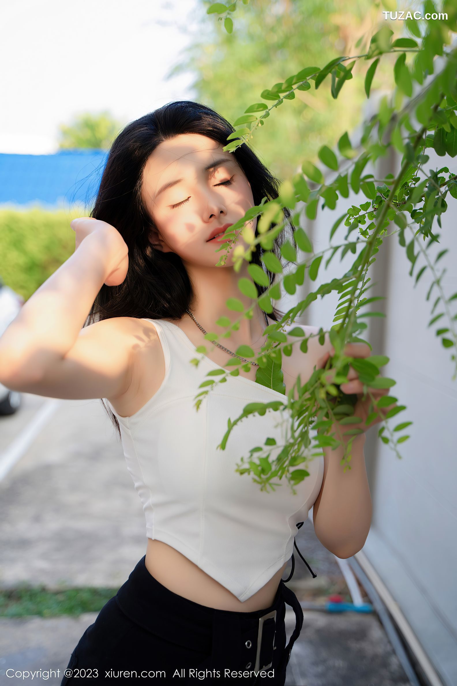 XiuRen秀人网-6798-艾希儿-户外性感白色上衣黑短裤-2023.05.25