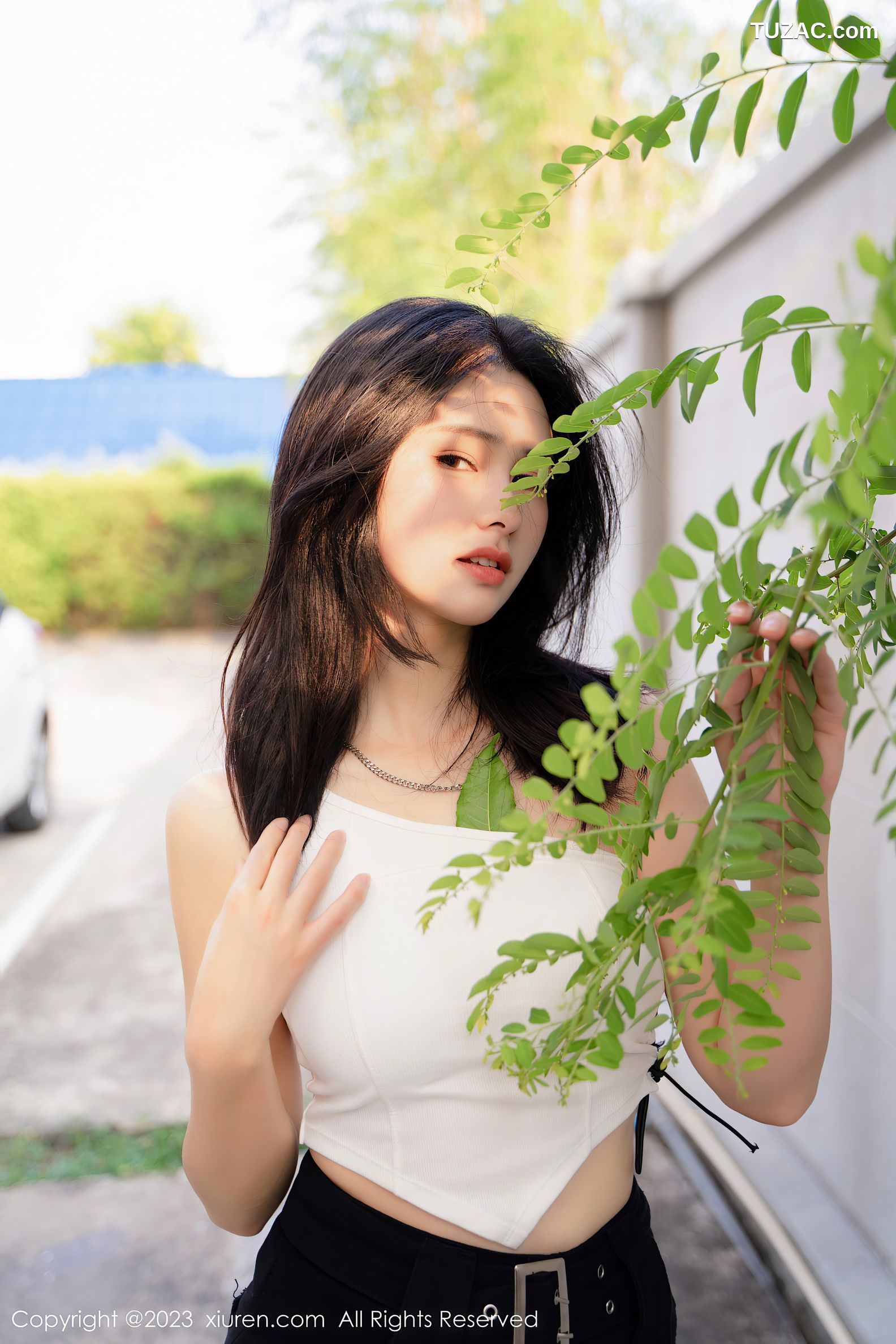 XiuRen秀人网-6798-艾希儿-户外性感白色上衣黑短裤-2023.05.25