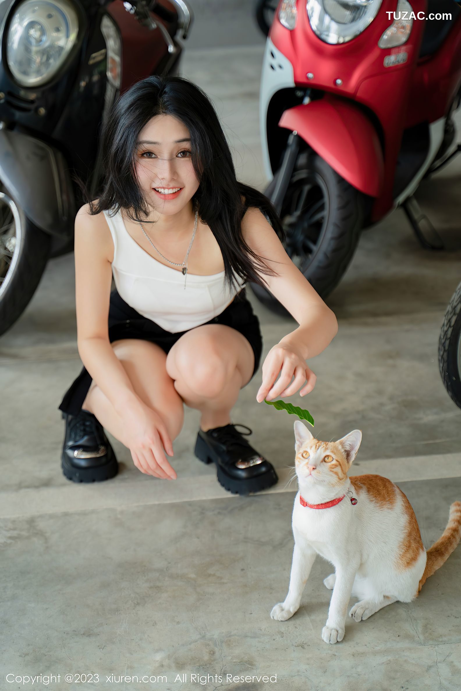 XiuRen秀人网-6798-艾希儿-户外性感白色上衣黑短裤-2023.05.25