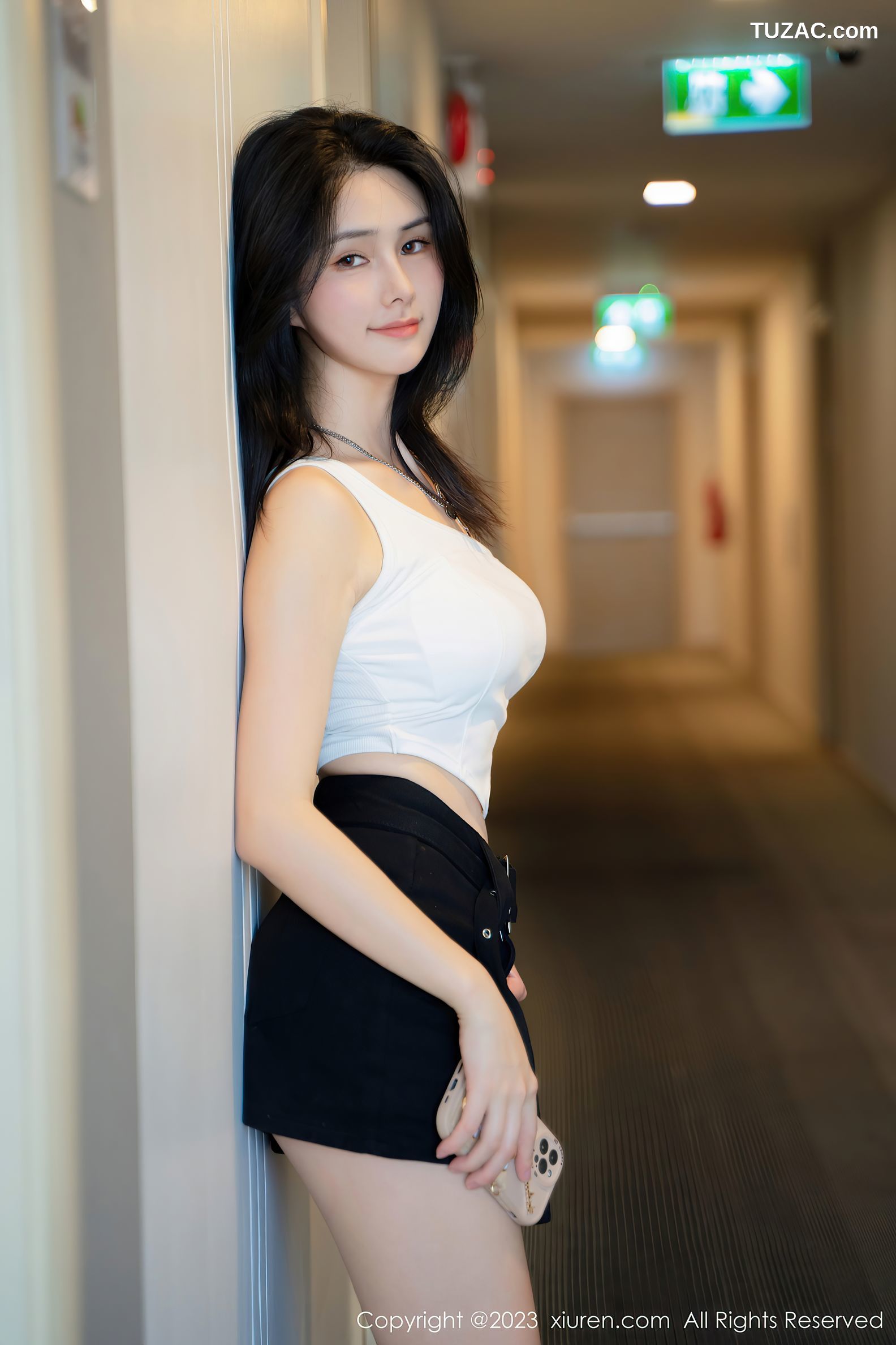 XiuRen秀人网-6798-艾希儿-户外性感白色上衣黑短裤-2023.05.25