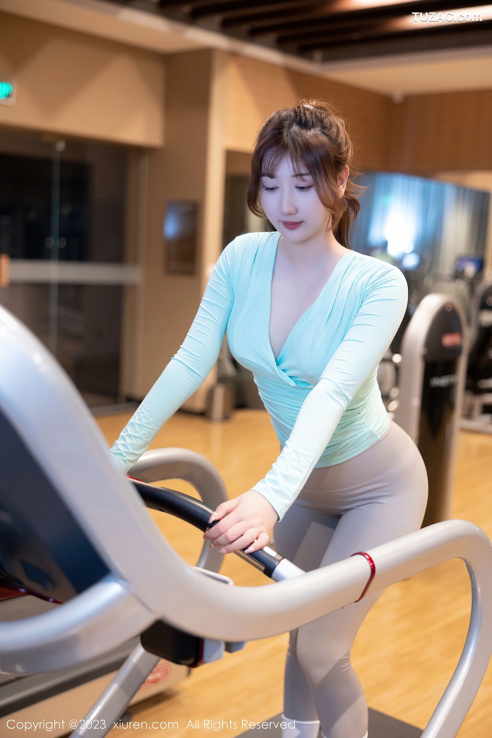 XiuRen秀人网-6801-江真真-健身场景浅蓝上衣灰色瑜伽服-2023.05.25