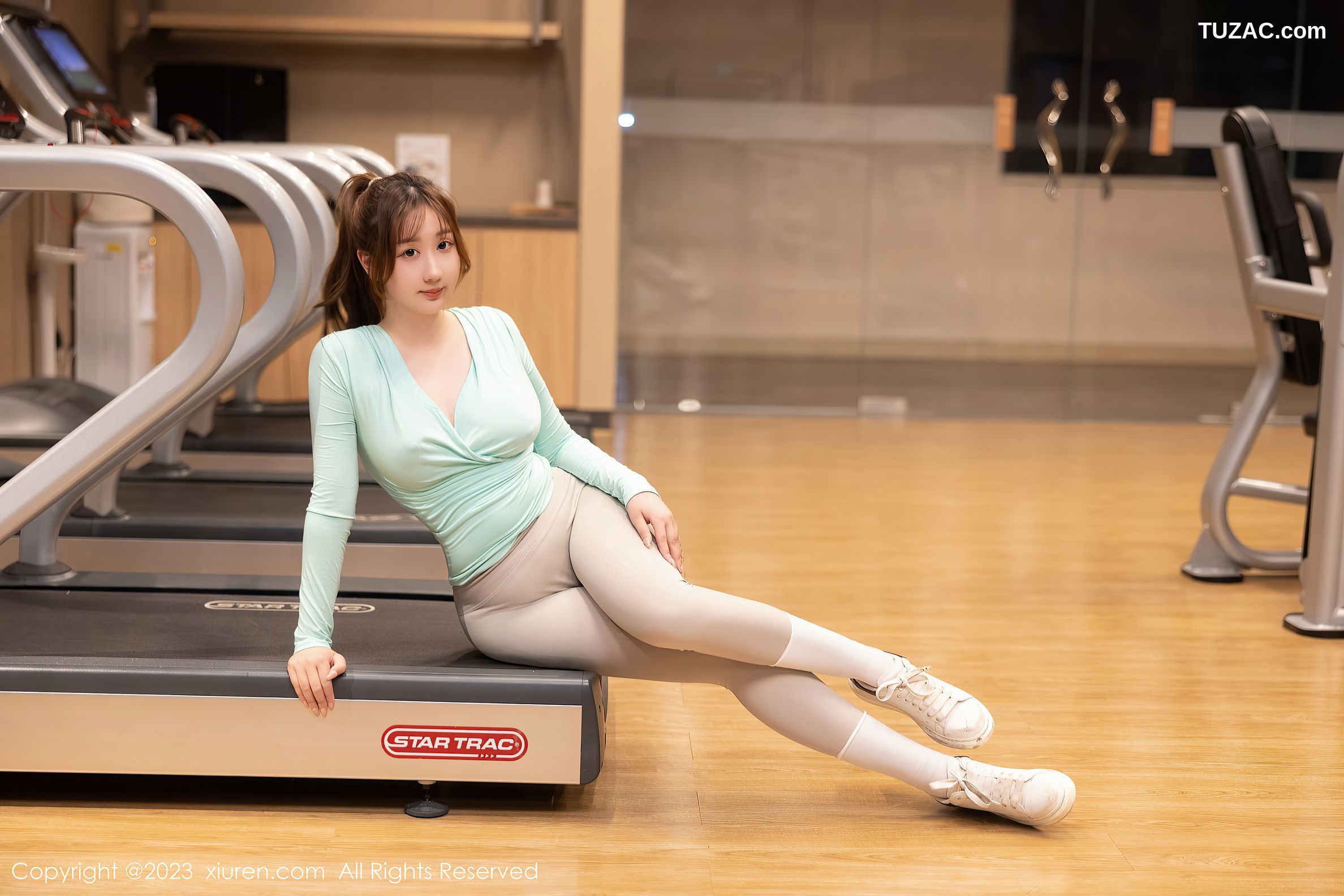 XiuRen秀人网-6801-江真真-健身场景浅蓝上衣灰色瑜伽服-2023.05.25