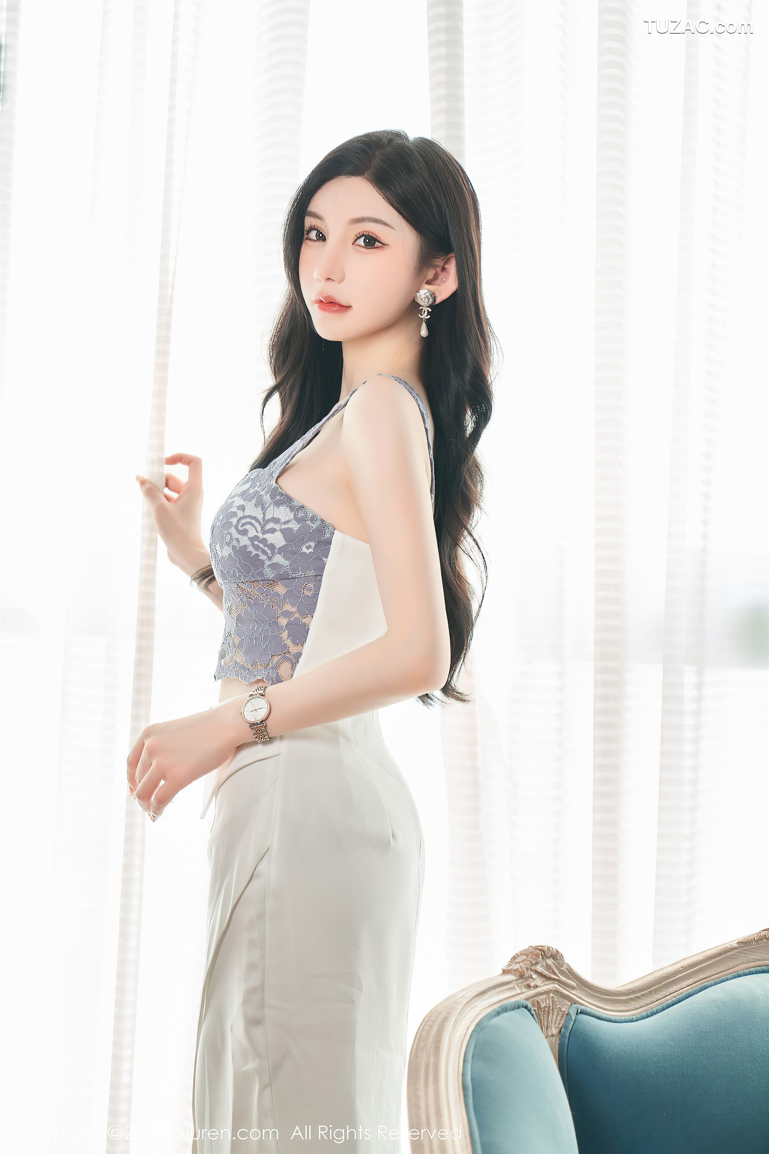 XiuRen秀人网-6811-周于希Sally-吊带短裙超薄肉丝-2023.05.26