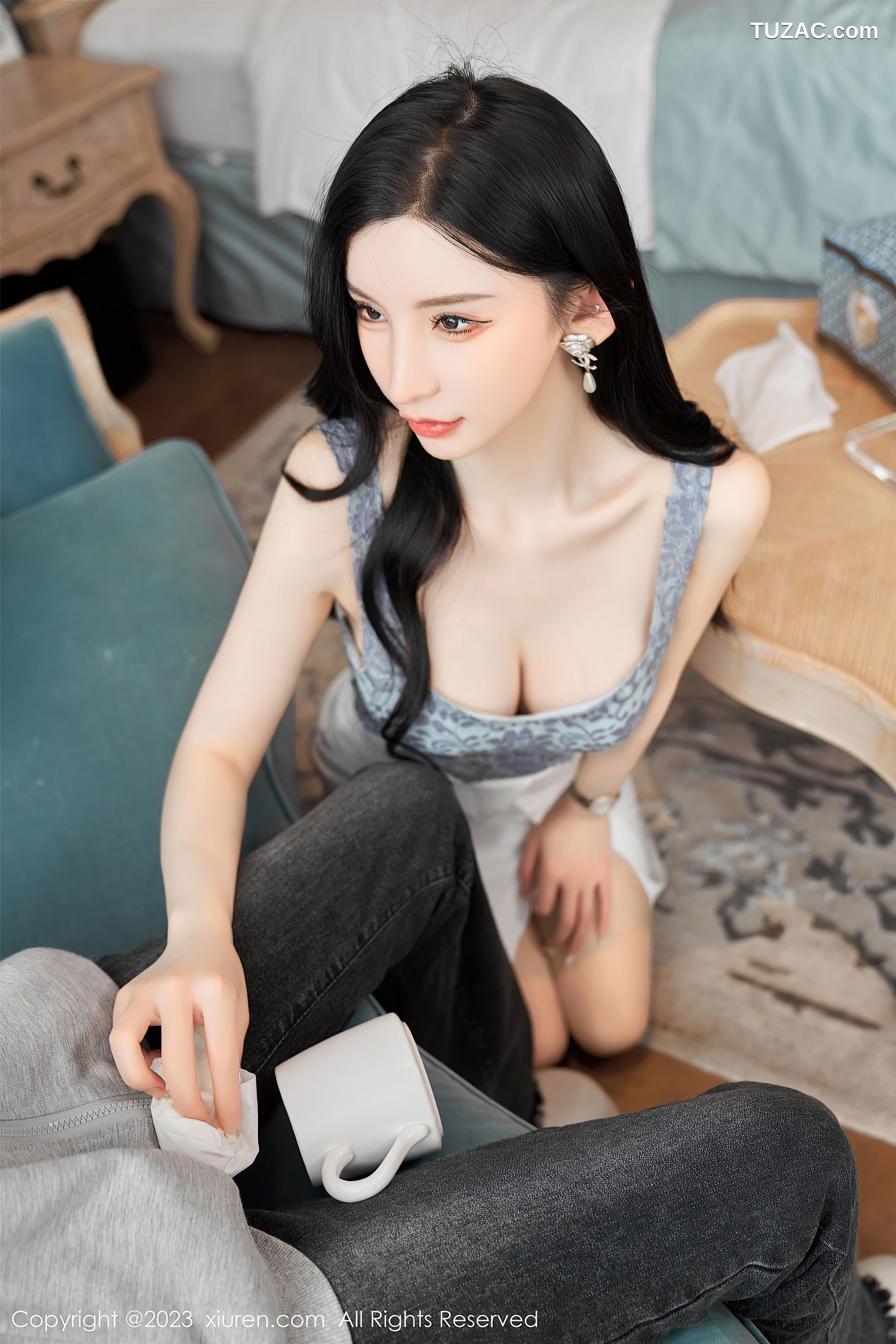 XiuRen秀人网-6811-周于希Sally-吊带短裙超薄肉丝-2023.05.26