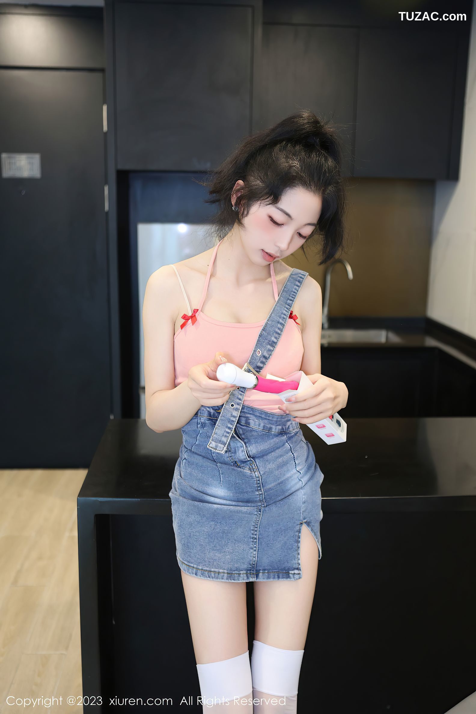 XiuRen秀人网-6816-茜茜Kimi-牛仔背带裙浅色蕾丝内衣-2023.05.29