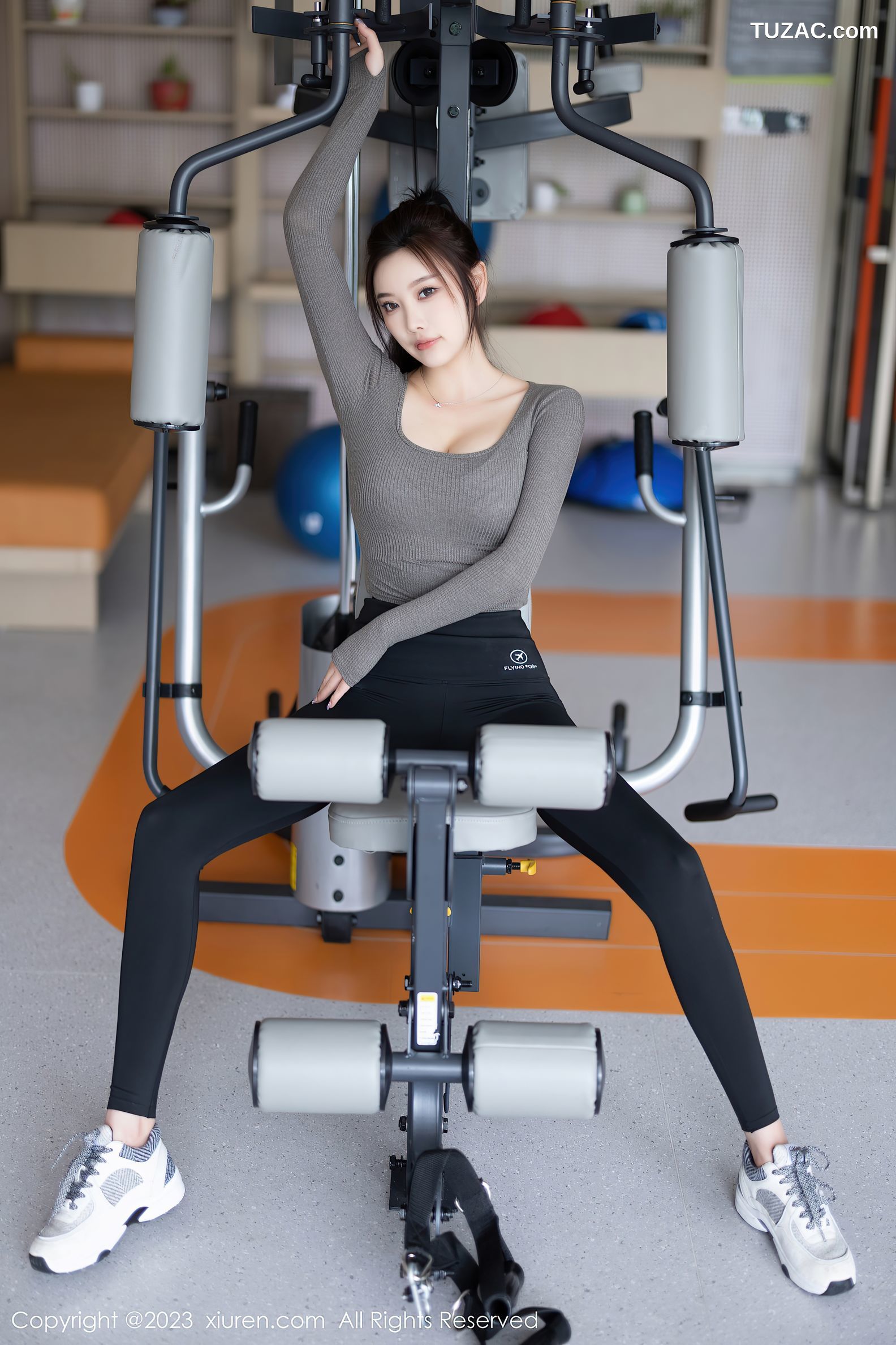 XiuRen秀人网-6825-杨晨晨Yome-灰色上衣黑色瑜伽裤-2023.05.30