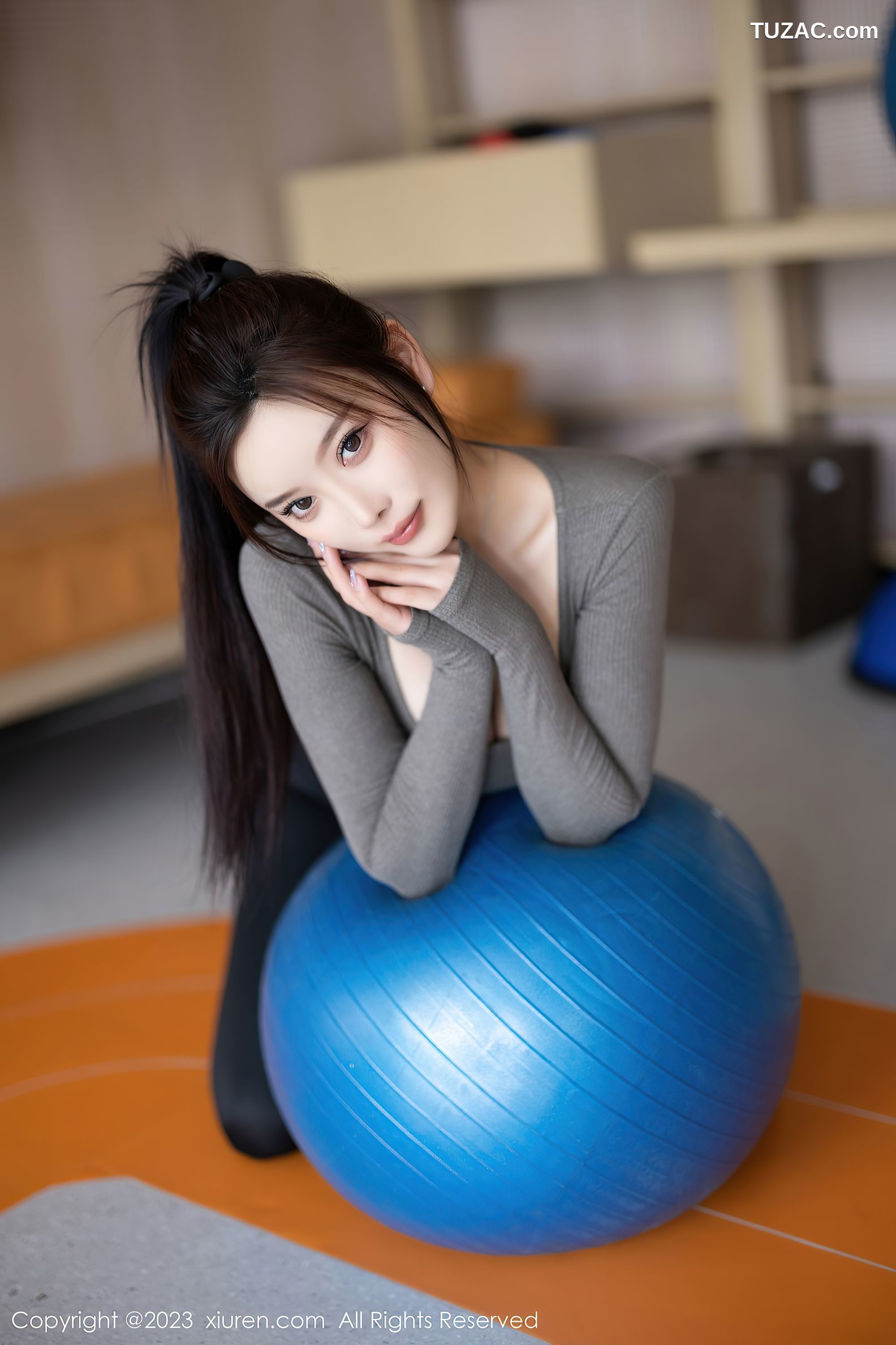 XiuRen秀人网-6825-杨晨晨Yome-灰色上衣黑色瑜伽裤-2023.05.30