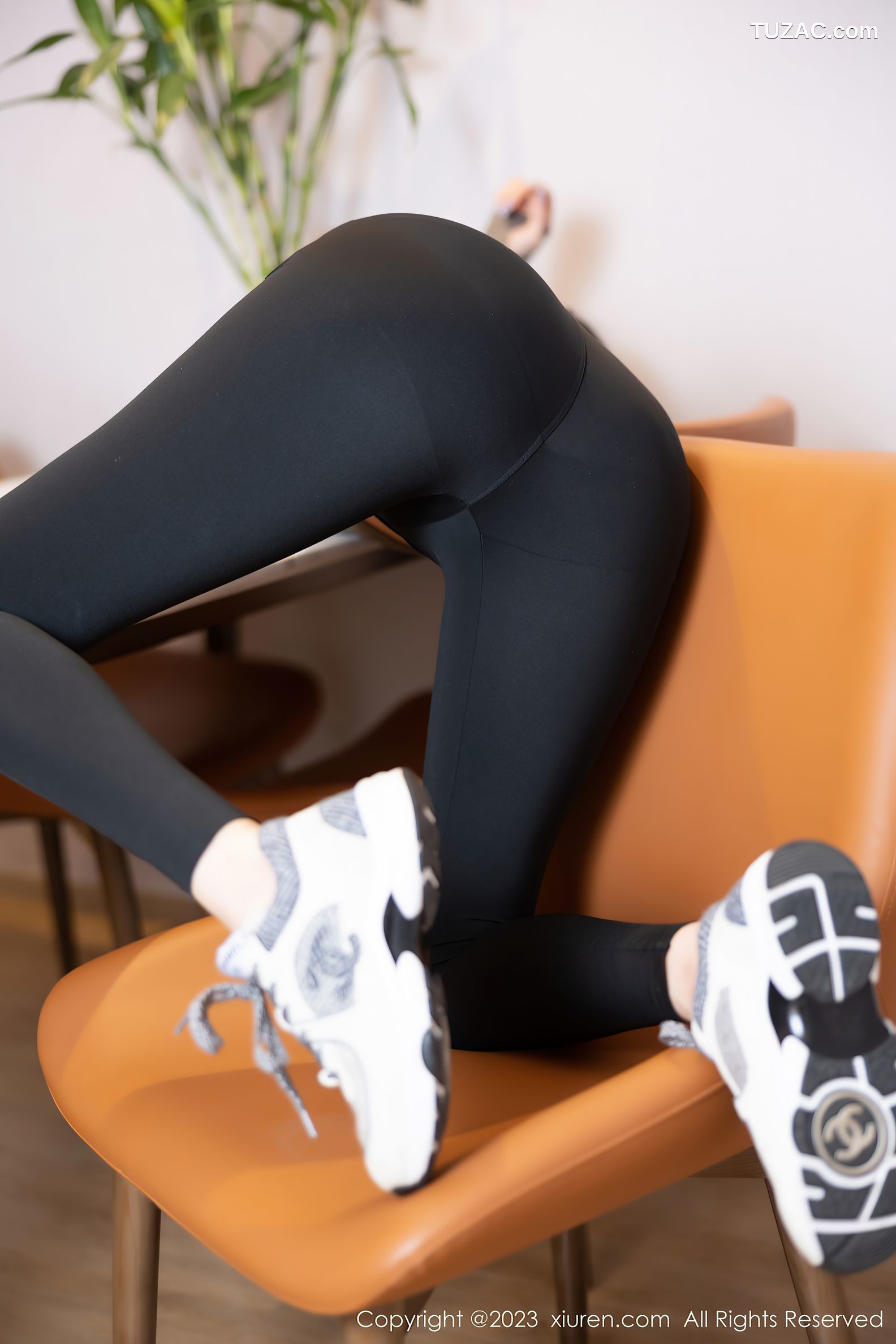 XiuRen秀人网-6825-杨晨晨Yome-灰色上衣黑色瑜伽裤-2023.05.30