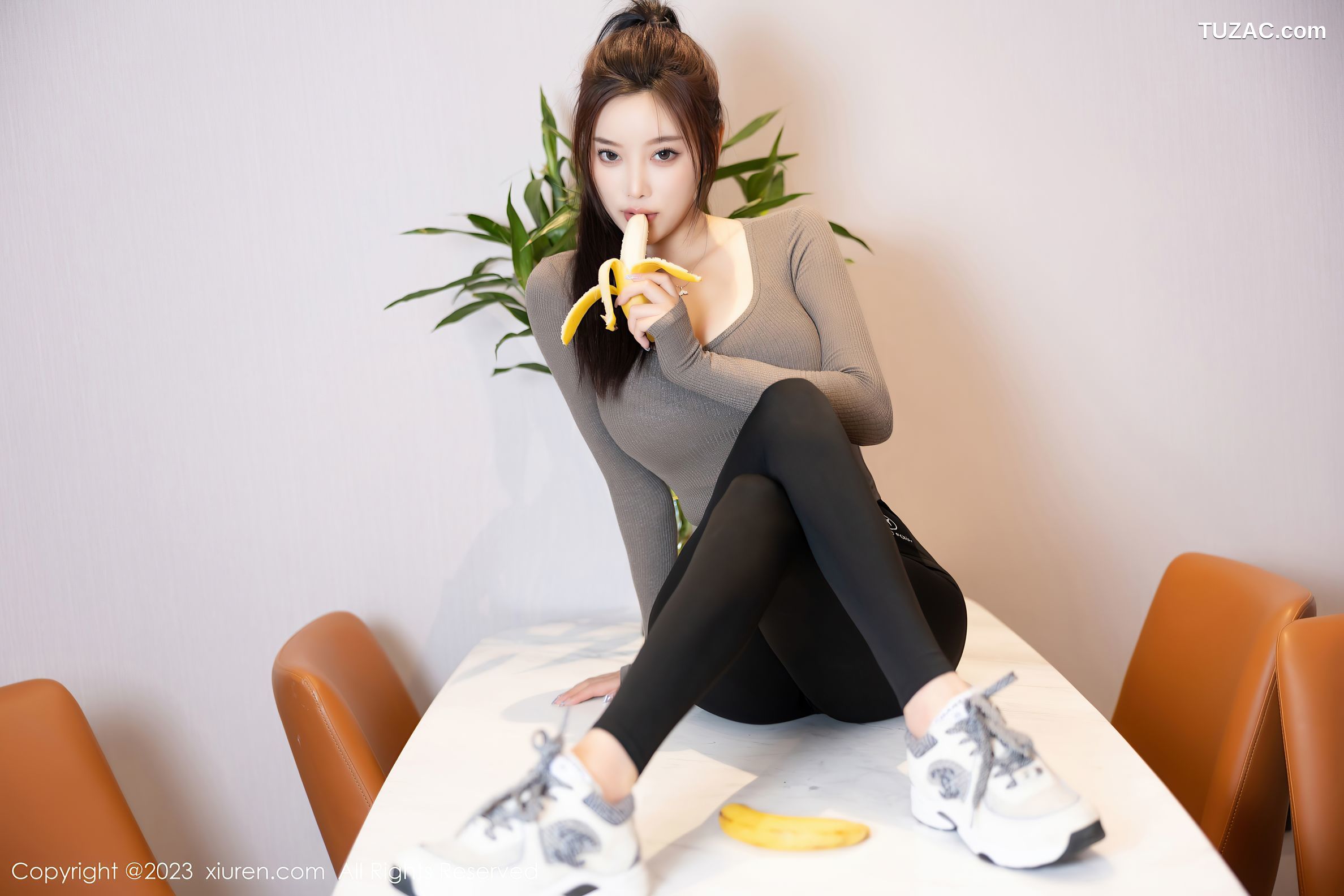 XiuRen秀人网-6825-杨晨晨Yome-灰色上衣黑色瑜伽裤-2023.05.30