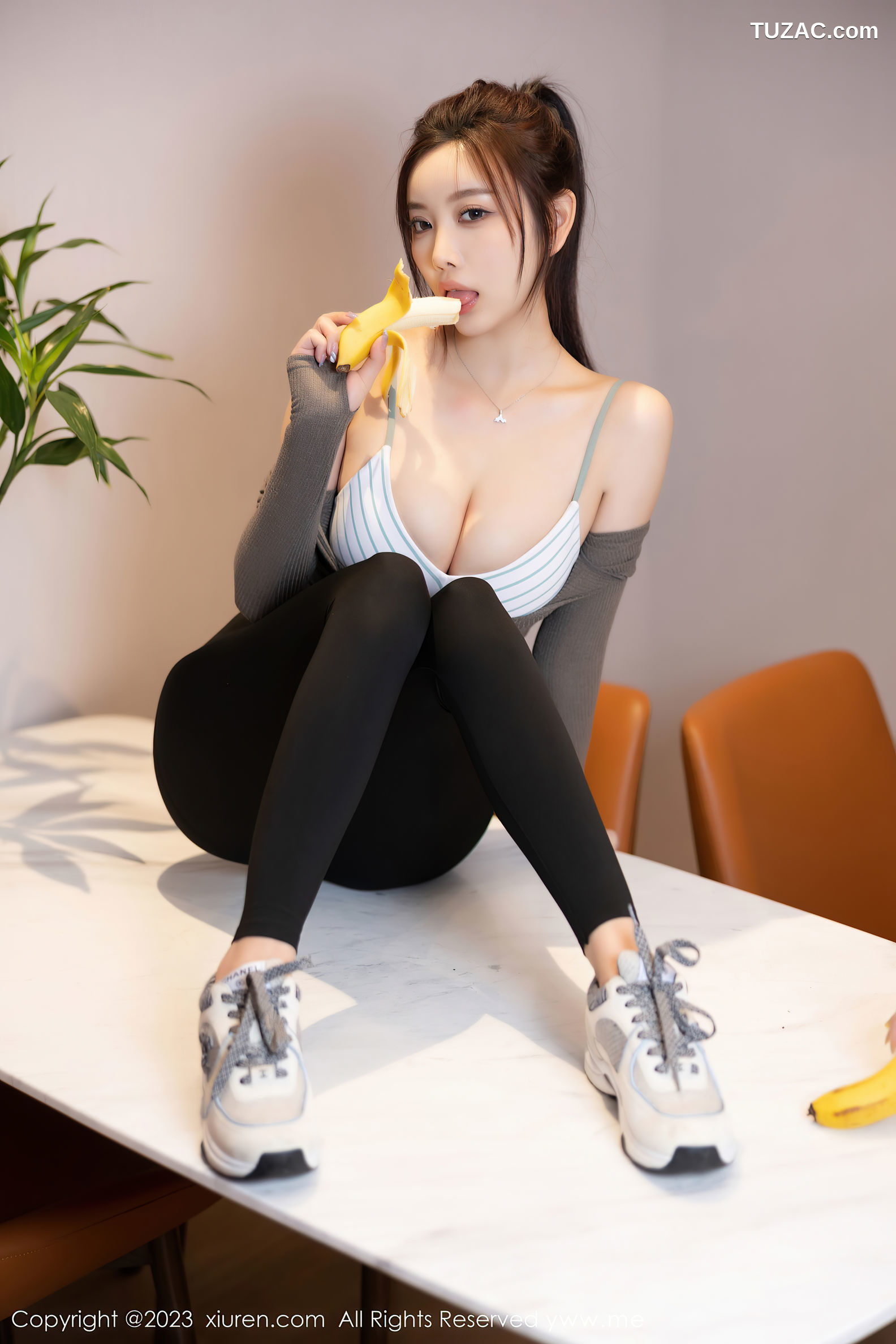 XiuRen秀人网-6825-杨晨晨Yome-灰色上衣黑色瑜伽裤-2023.05.30