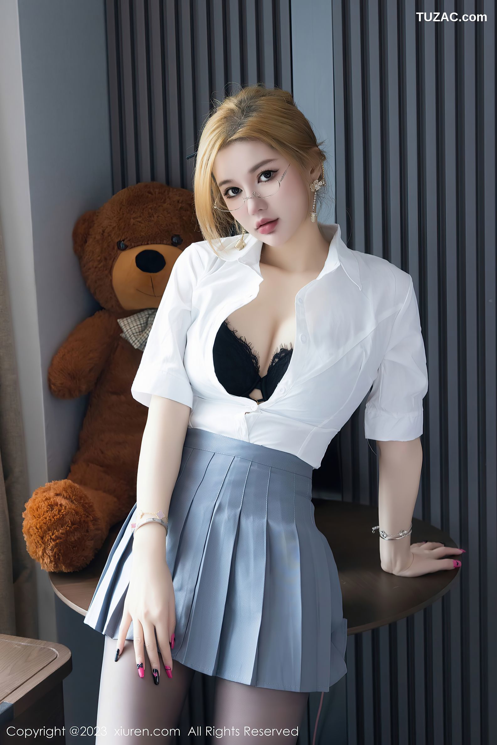 XiuRen秀人网-6836-杨可可coco-白衬衫灰色短裙黑色蕾丝-2023.06.01
