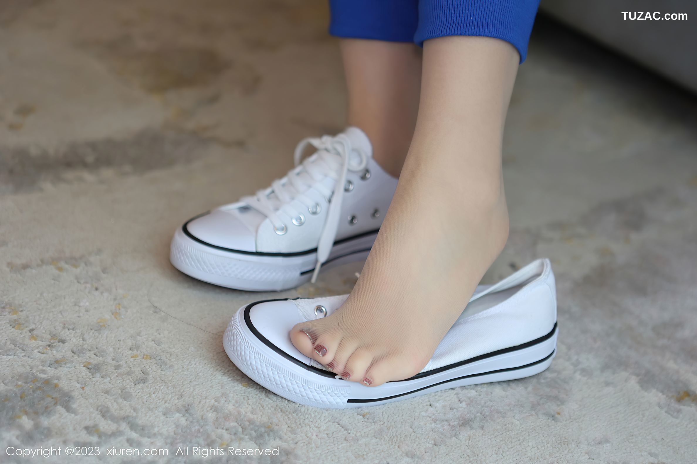 XiuRen秀人网-6855-茜茜Kimi-性感学妹装浅色蕾丝内衣-2023.06.05