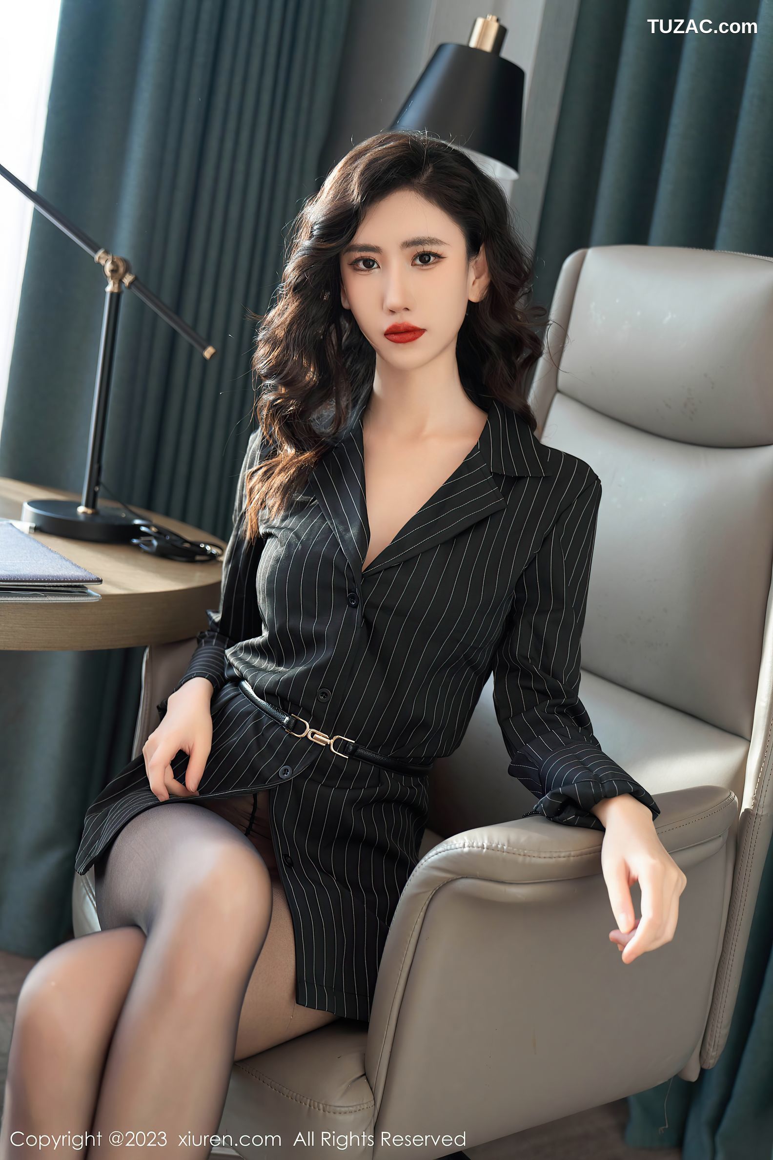 XiuRen秀人网-6860-章芃芃-组合拍摄黑色条纹上衣黑色内衣-2023.06.06