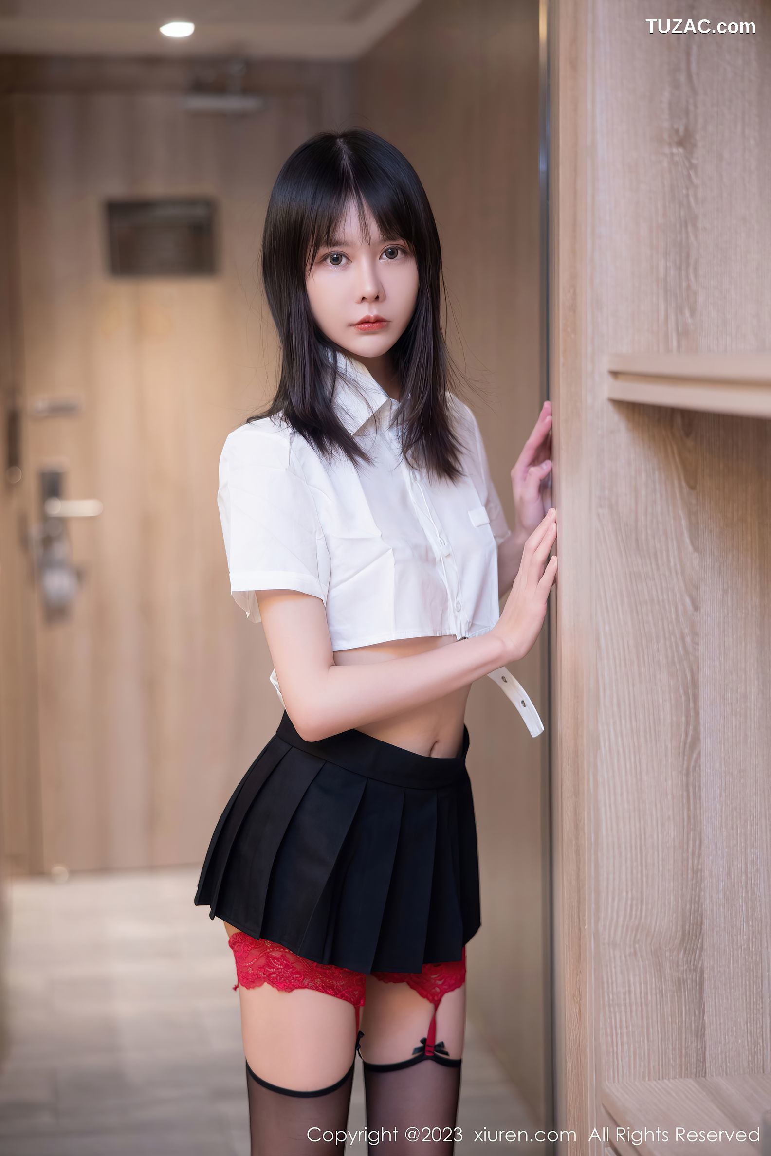 XiuRen秀人网-6862-甜佳佳-白色短款上衣黑短裙半撩-2023.06.06