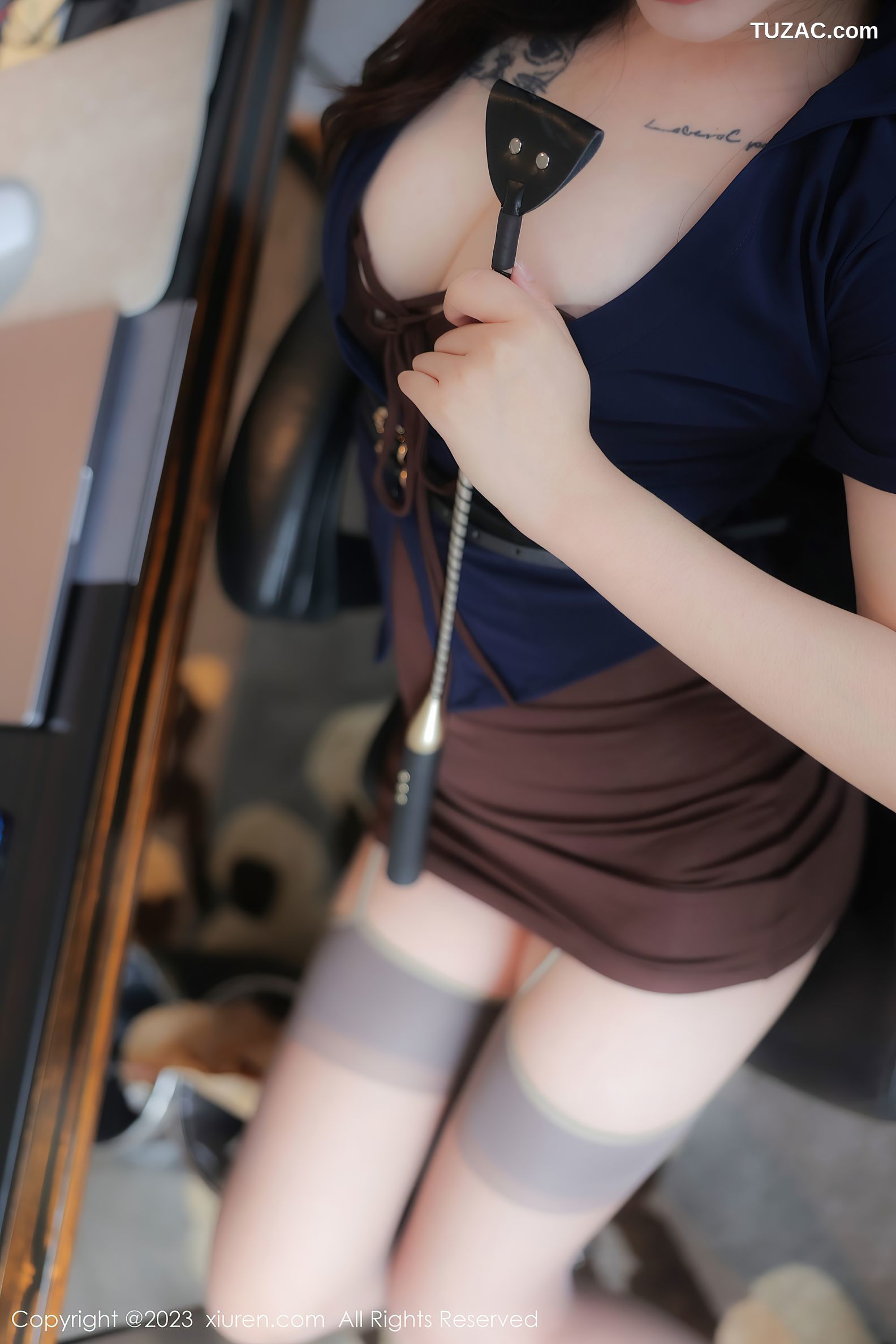 XiuRen秀人网-6872-Arude薇薇-肩短裙灰丝吊带袜-2023.06.07