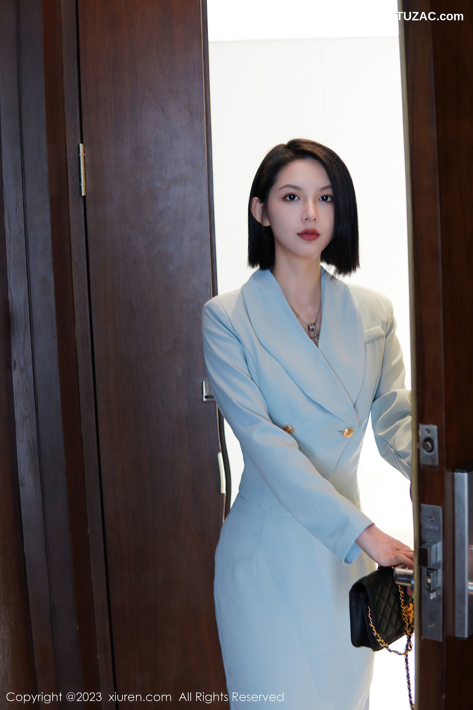 XiuRen秀人网-6885-乔一一-淡蓝色OL服饰墨绿色内衣原色丝袜-2023.06.09