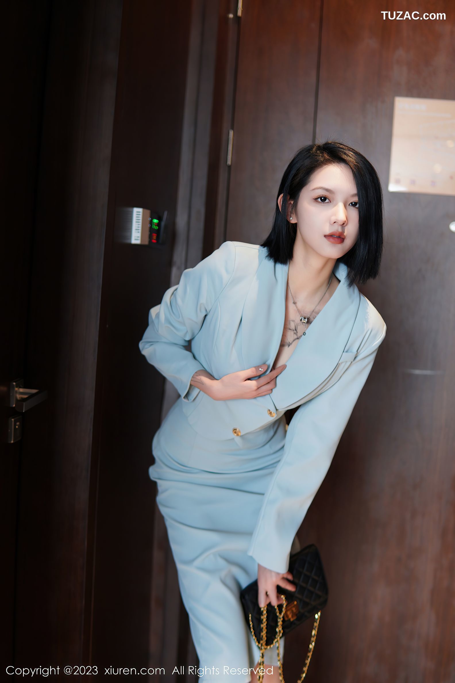 XiuRen秀人网-6885-乔一一-淡蓝色OL服饰墨绿色内衣原色丝袜-2023.06.09