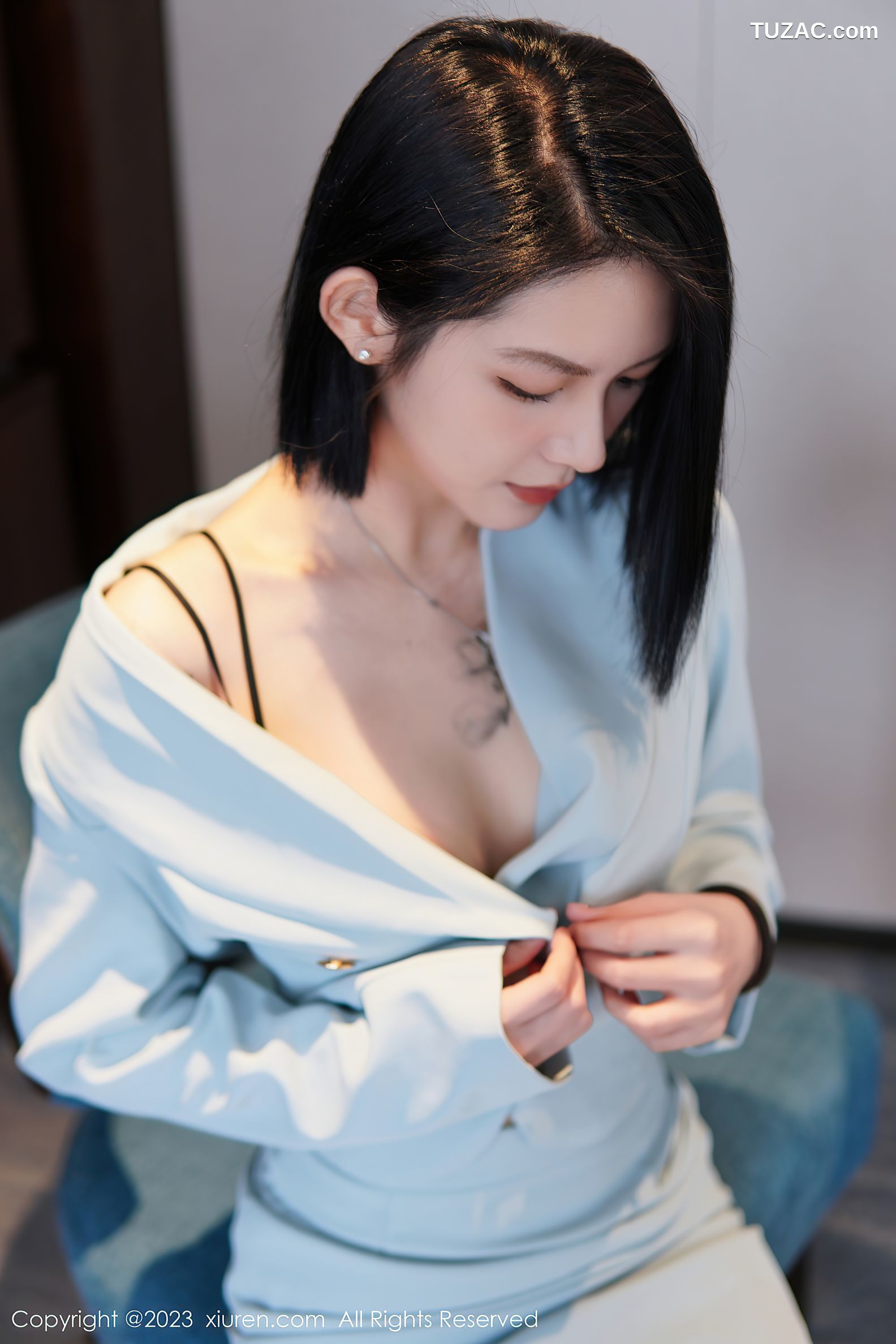 XiuRen秀人网-6885-乔一一-淡蓝色OL服饰墨绿色内衣原色丝袜-2023.06.09